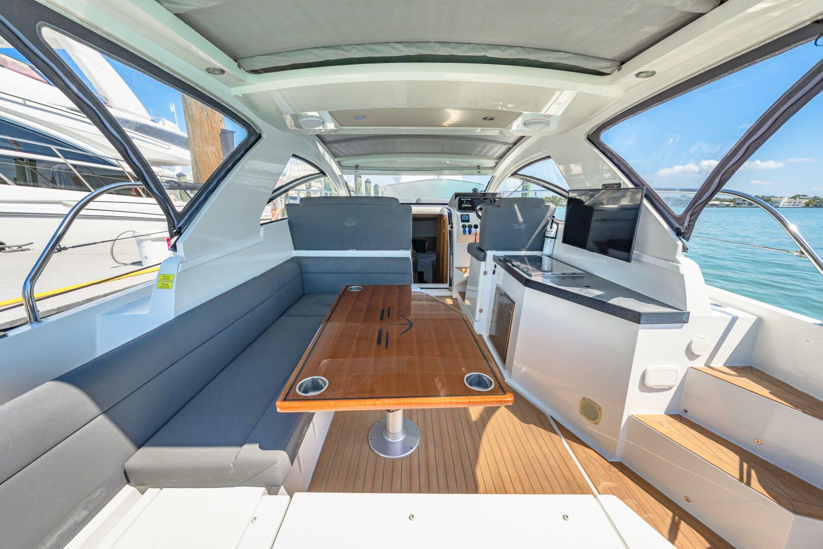 Slide: The Image of 2019 Sealine S330V 2019 - 5216712