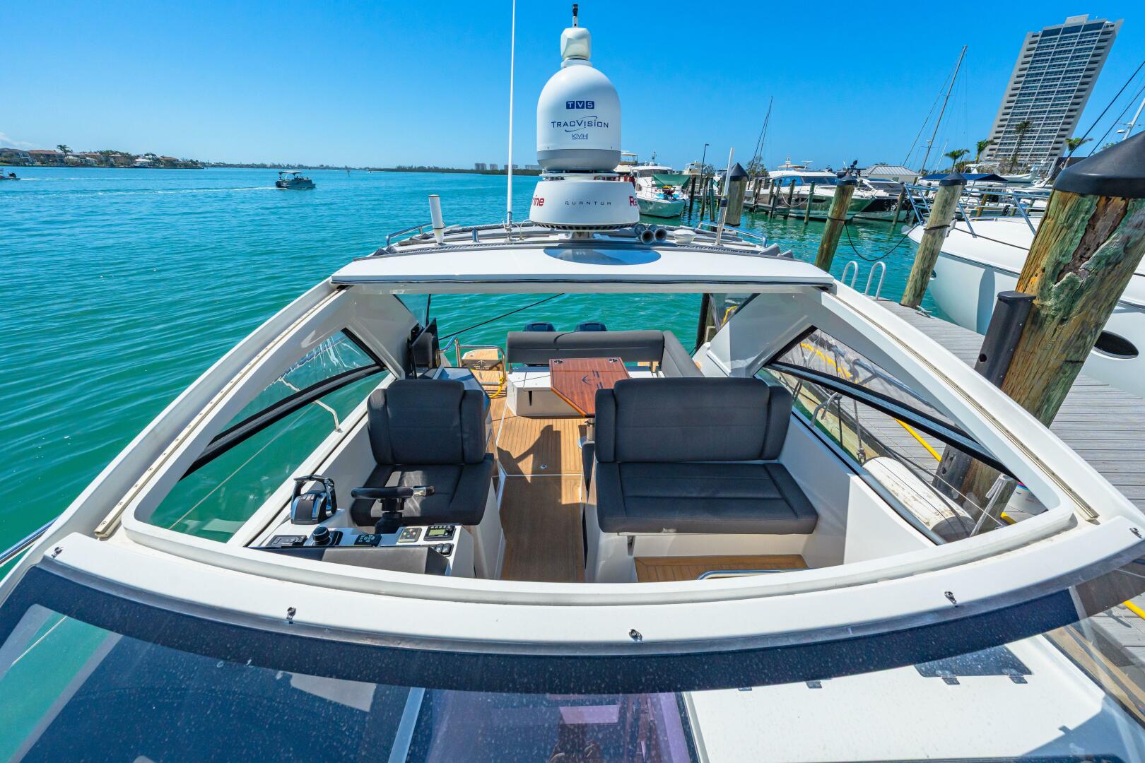 Slide: The Image of 2019 Sealine S330V 2019 - 5216722