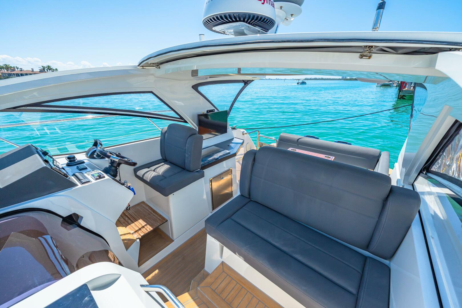 Slide: The Image of 2019 Sealine S330V 2019 - 5216723