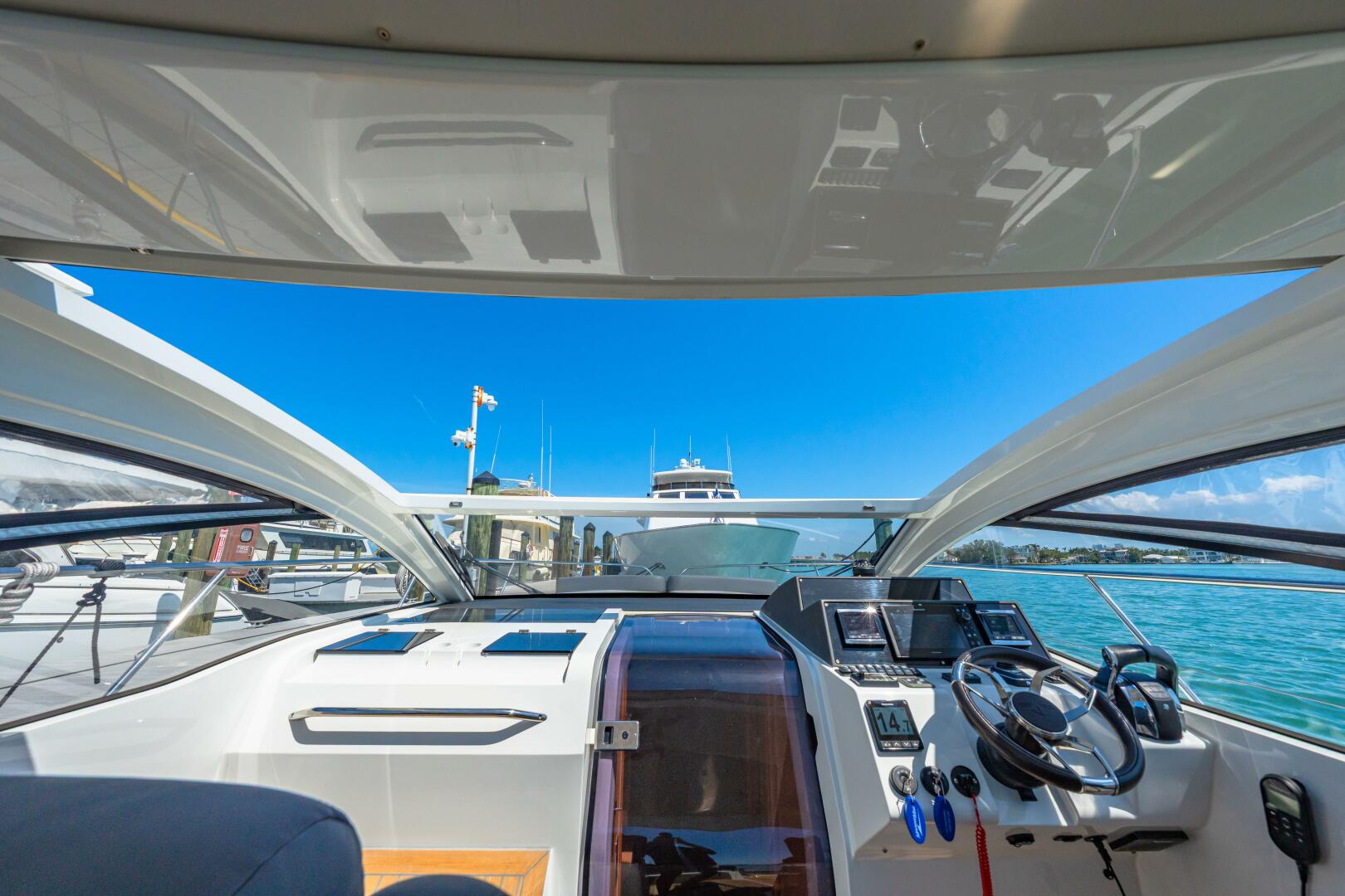 Slide: The Image of 2019 Sealine S330V 2019 - 5216725