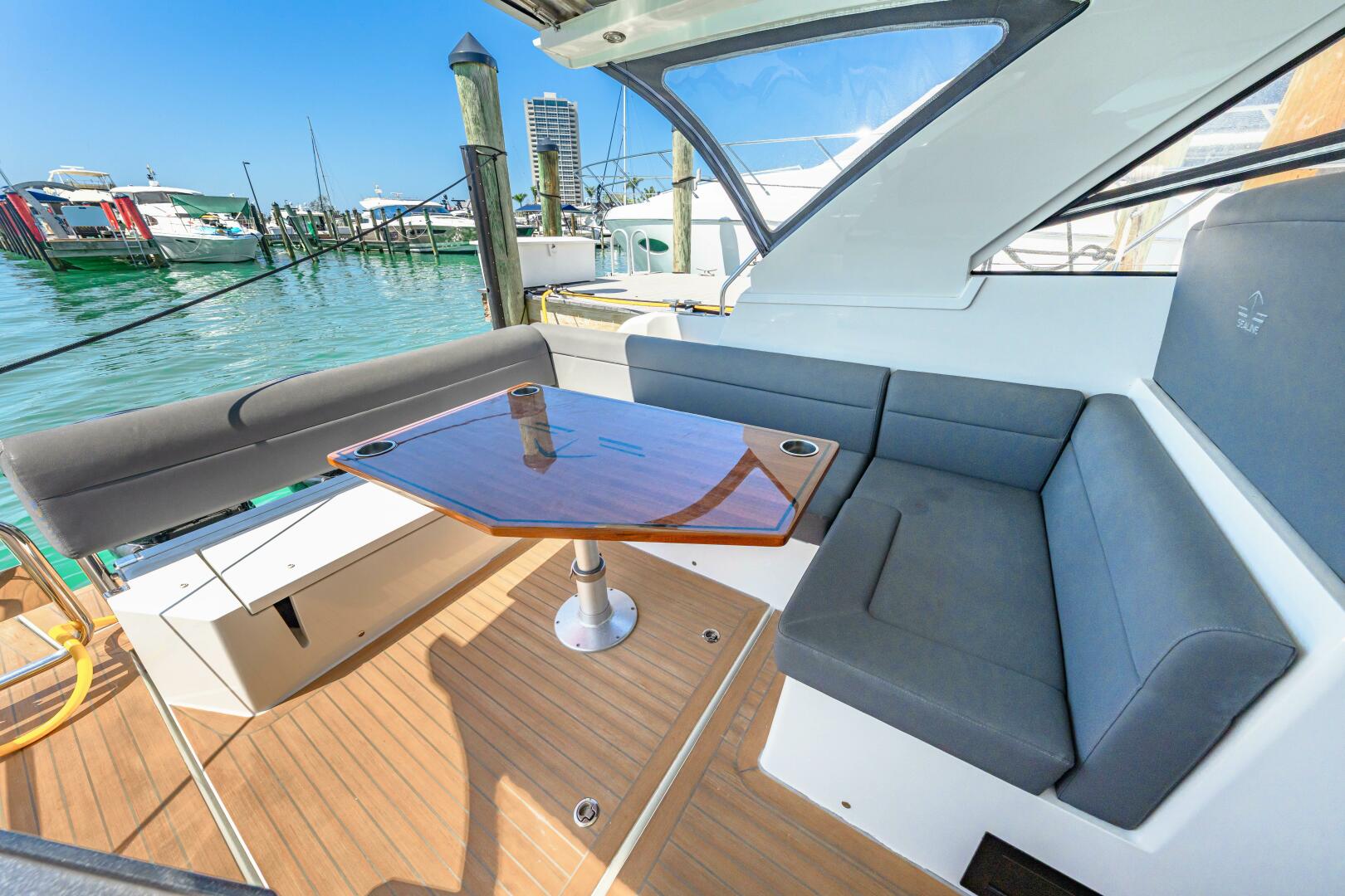 Slide: The Image of 2019 Sealine S330V 2019 - 5216728