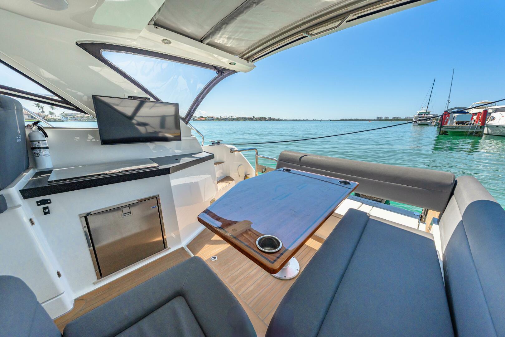 Slide: The Image of 2019 Sealine S330V 2019 - 5216731
