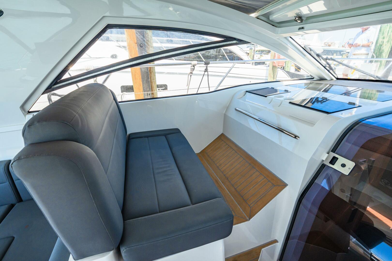 Slide: The Image of 2019 Sealine S330V 2019 - 5216735