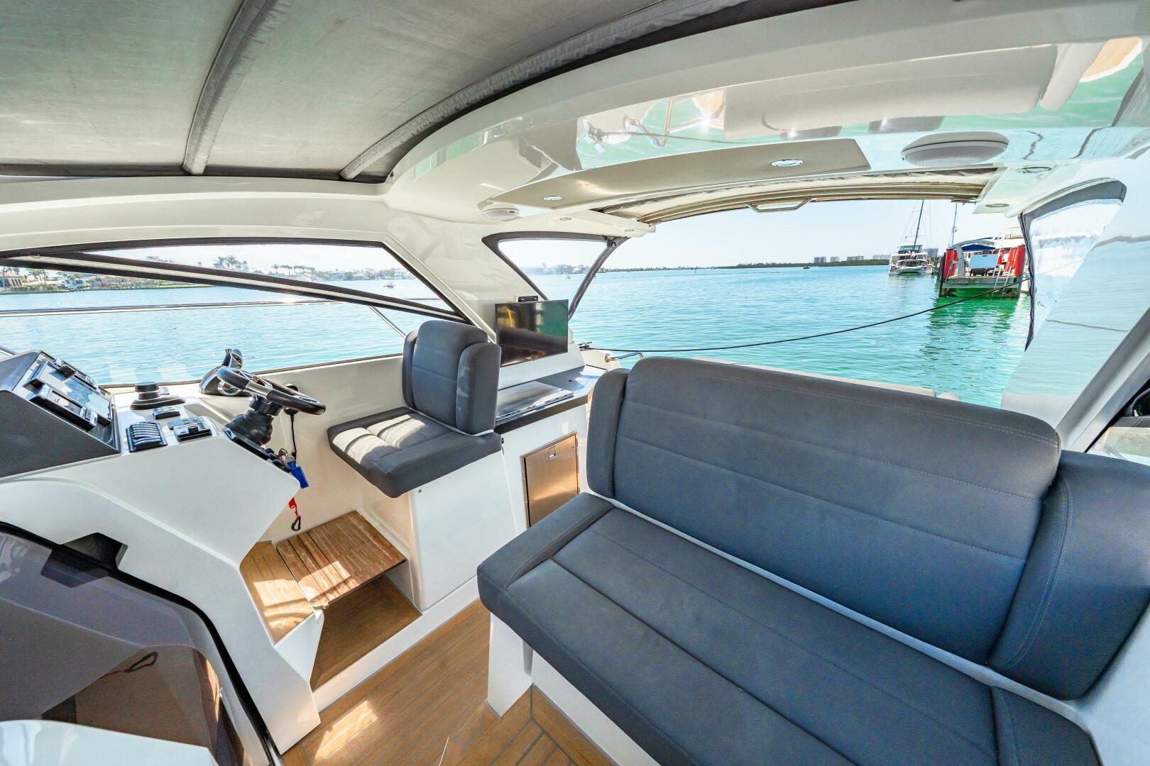 Slide: The Image of 2019 Sealine S330V 2019 - 5216736