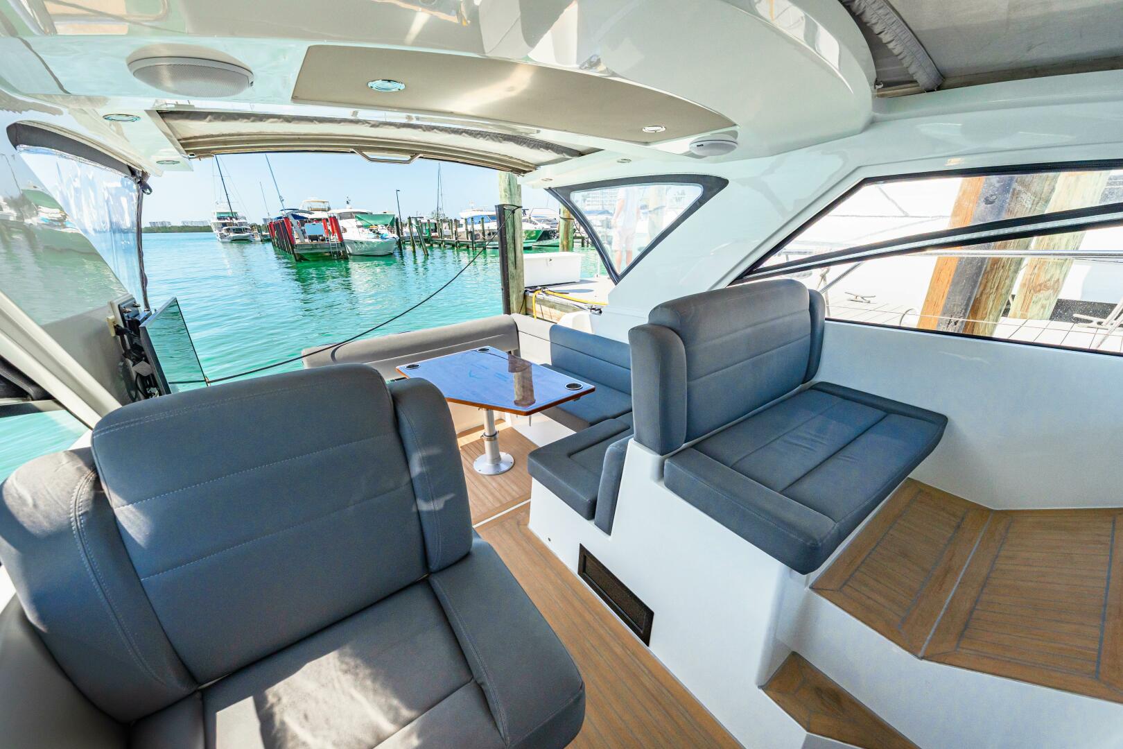 Slide: The Image of 2019 Sealine S330V 2019 - 5216737