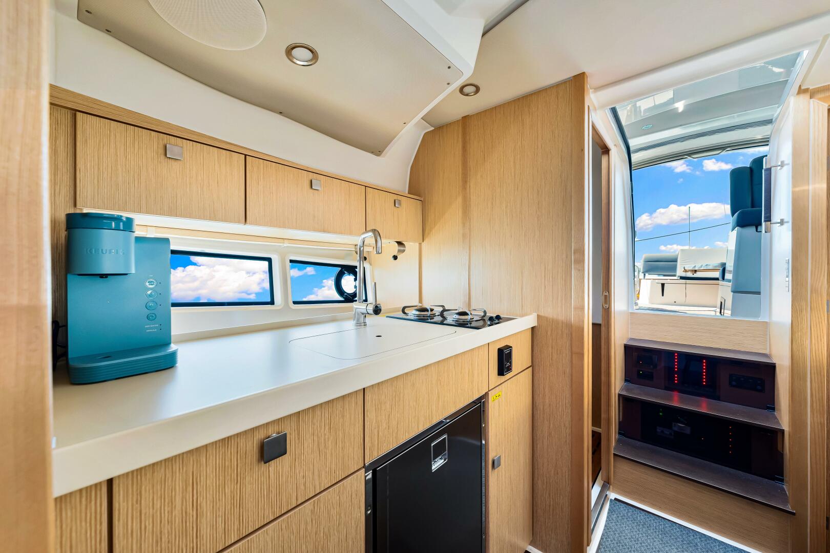 Slide: The Image of 2019 Sealine S330V 2019 - 5216741