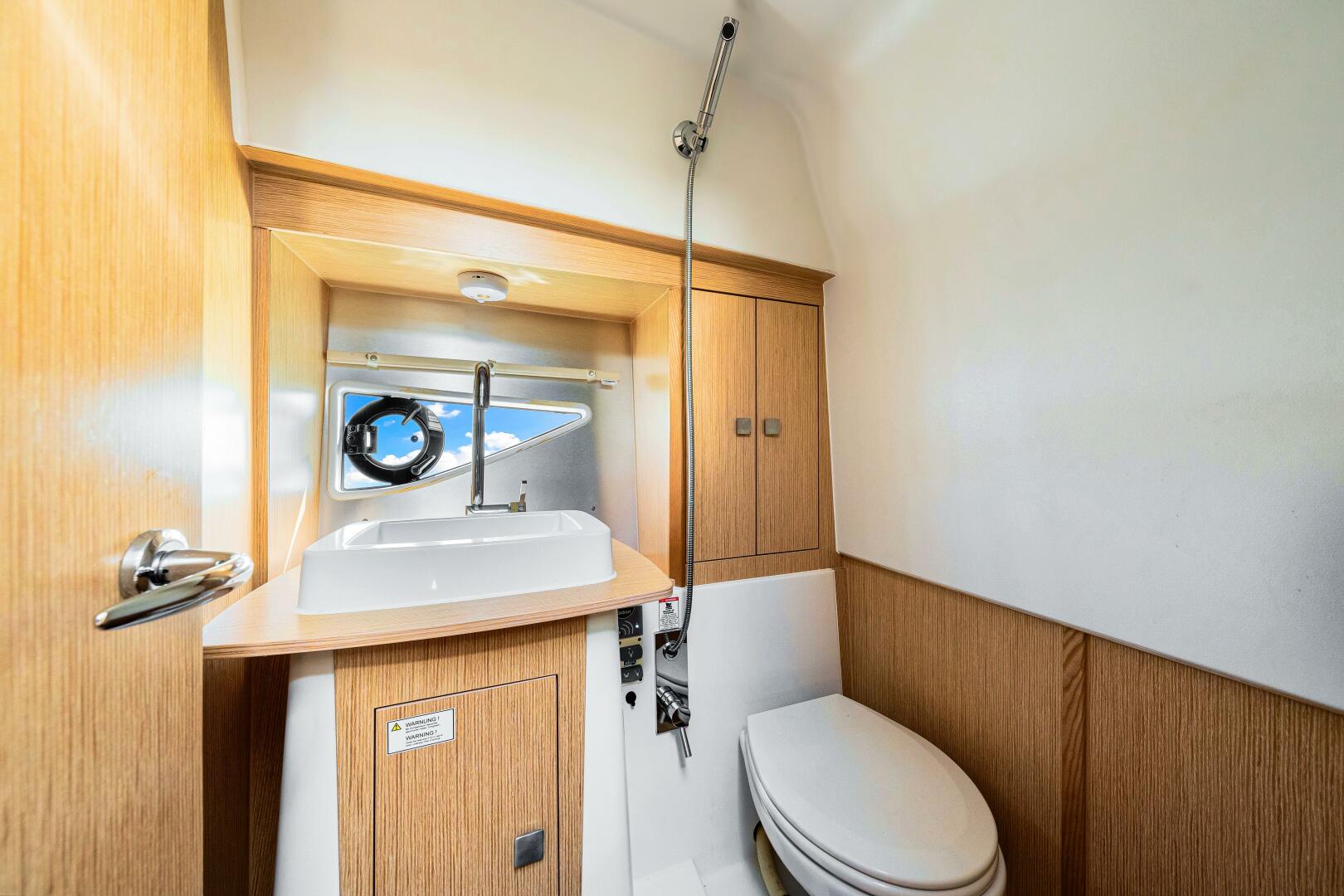 Slide: The Image of 2019 Sealine S330V 2019 - Head - 5216745