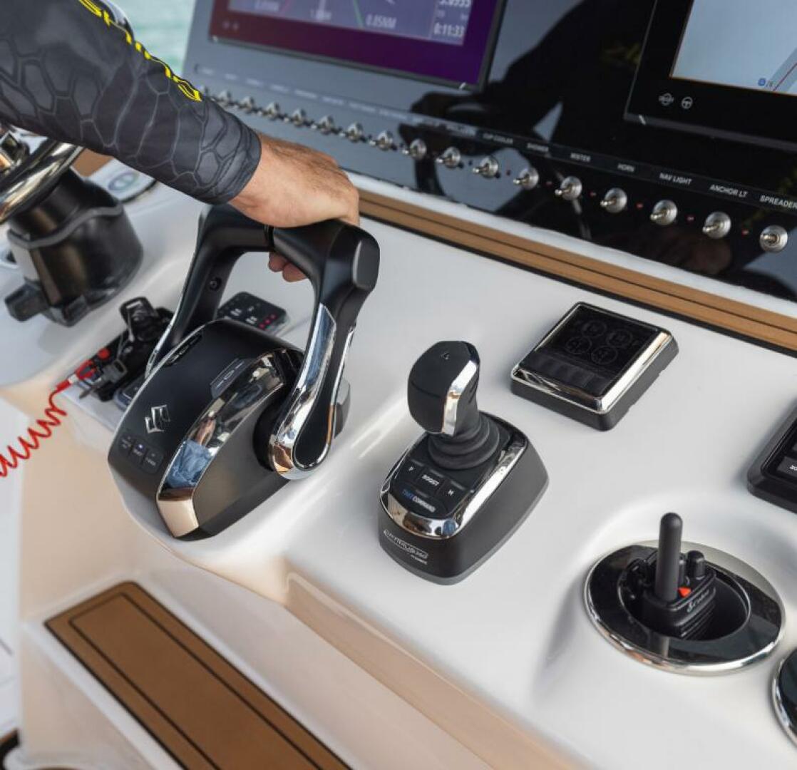 Slide: The Image of Sea Pro 322 Offshore 2025 - 4328835