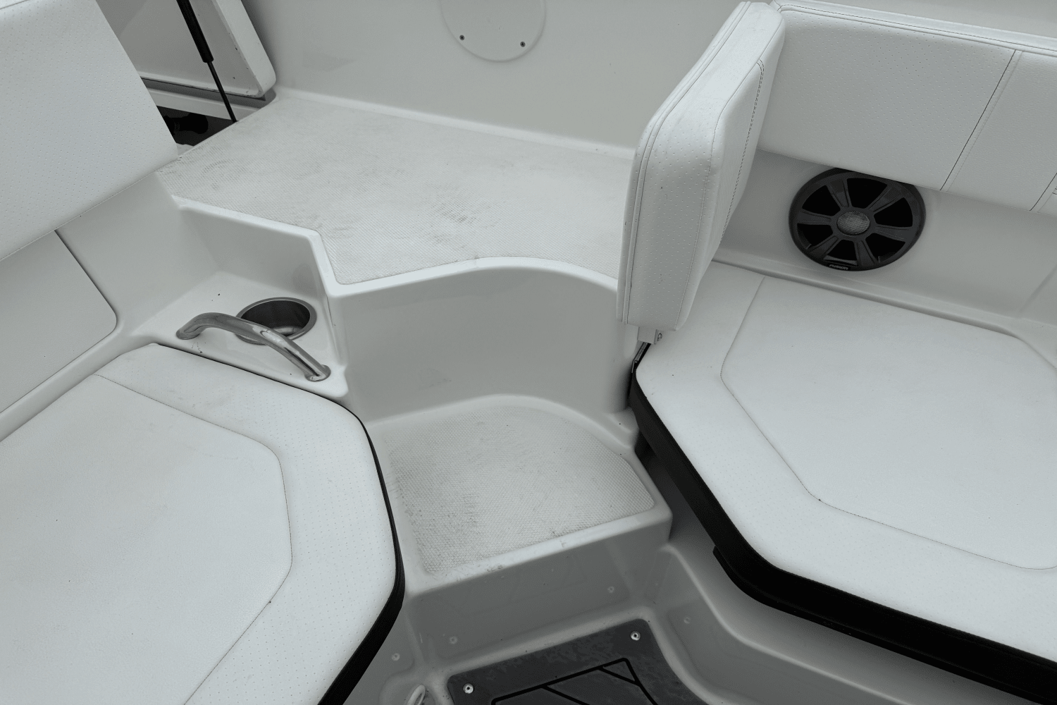 Slide: The Image of Sea Ray 190SPX 2019 - 18