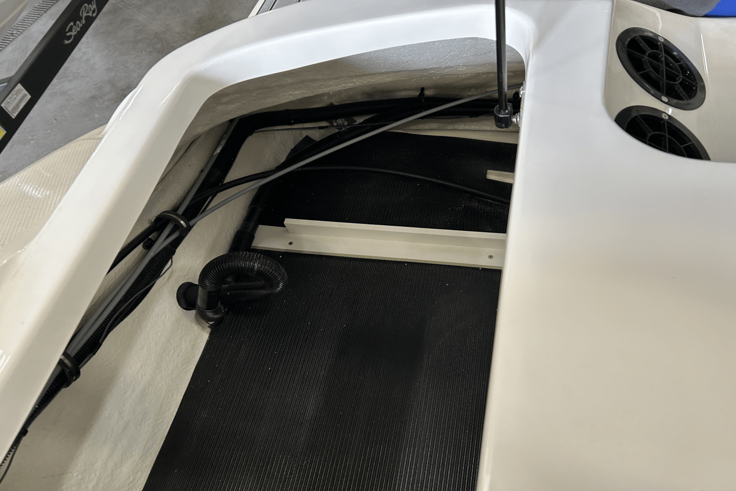 Slide: The Image of Sea Ray 190 SPX 2021 - 11