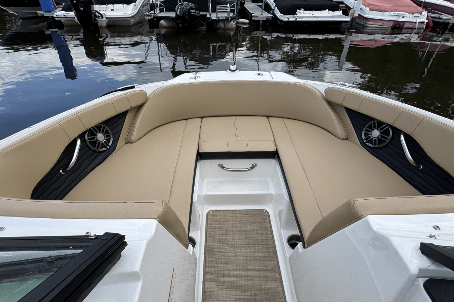 Slide: The Image of Sea Ray 190 SPX 2023 - 10