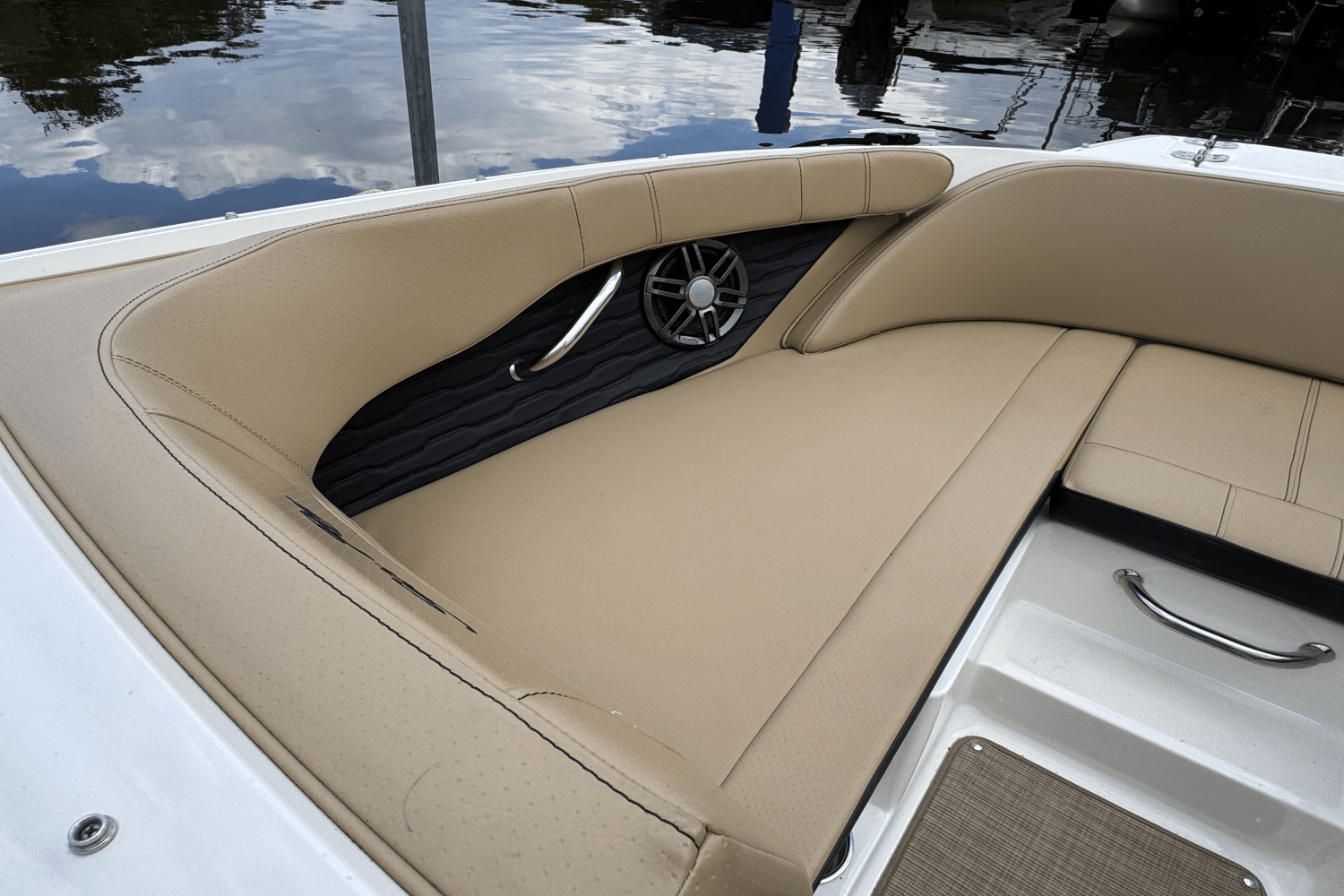 Slide: The Image of Sea Ray 190 SPX 2023 - 11