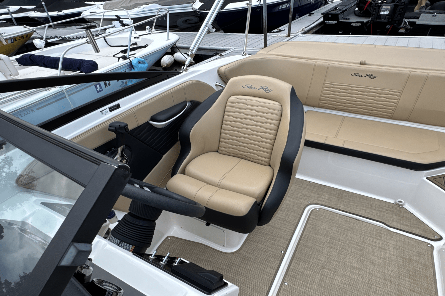 Slide: The Image of Sea Ray 190 SPX 2023 - 13