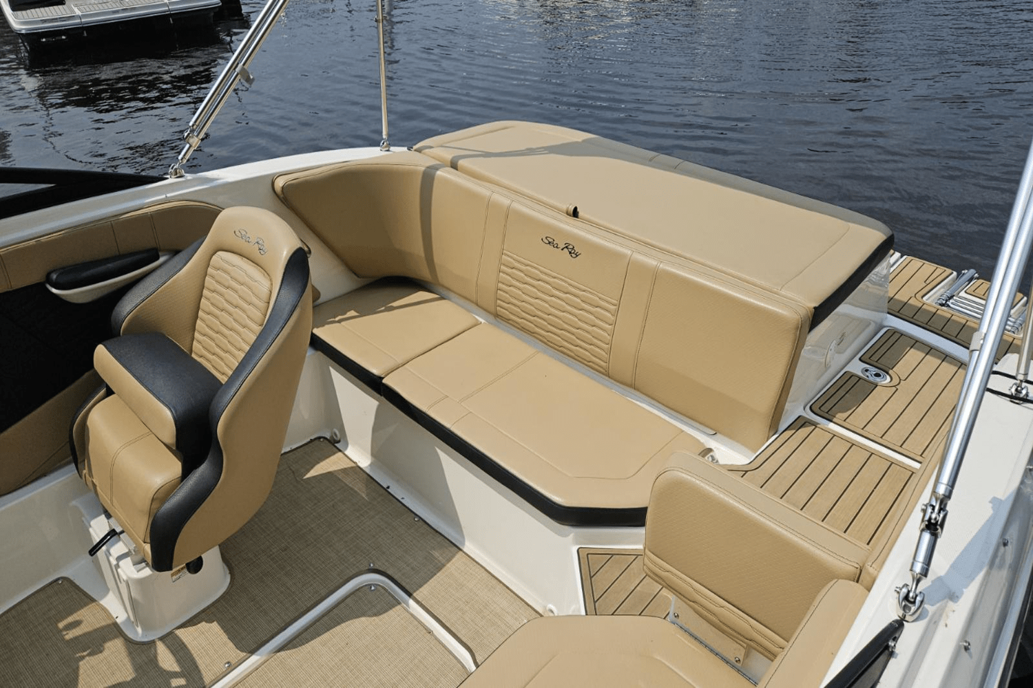 Slide: The Image of Sea Ray 190 SPX 2023 - 14