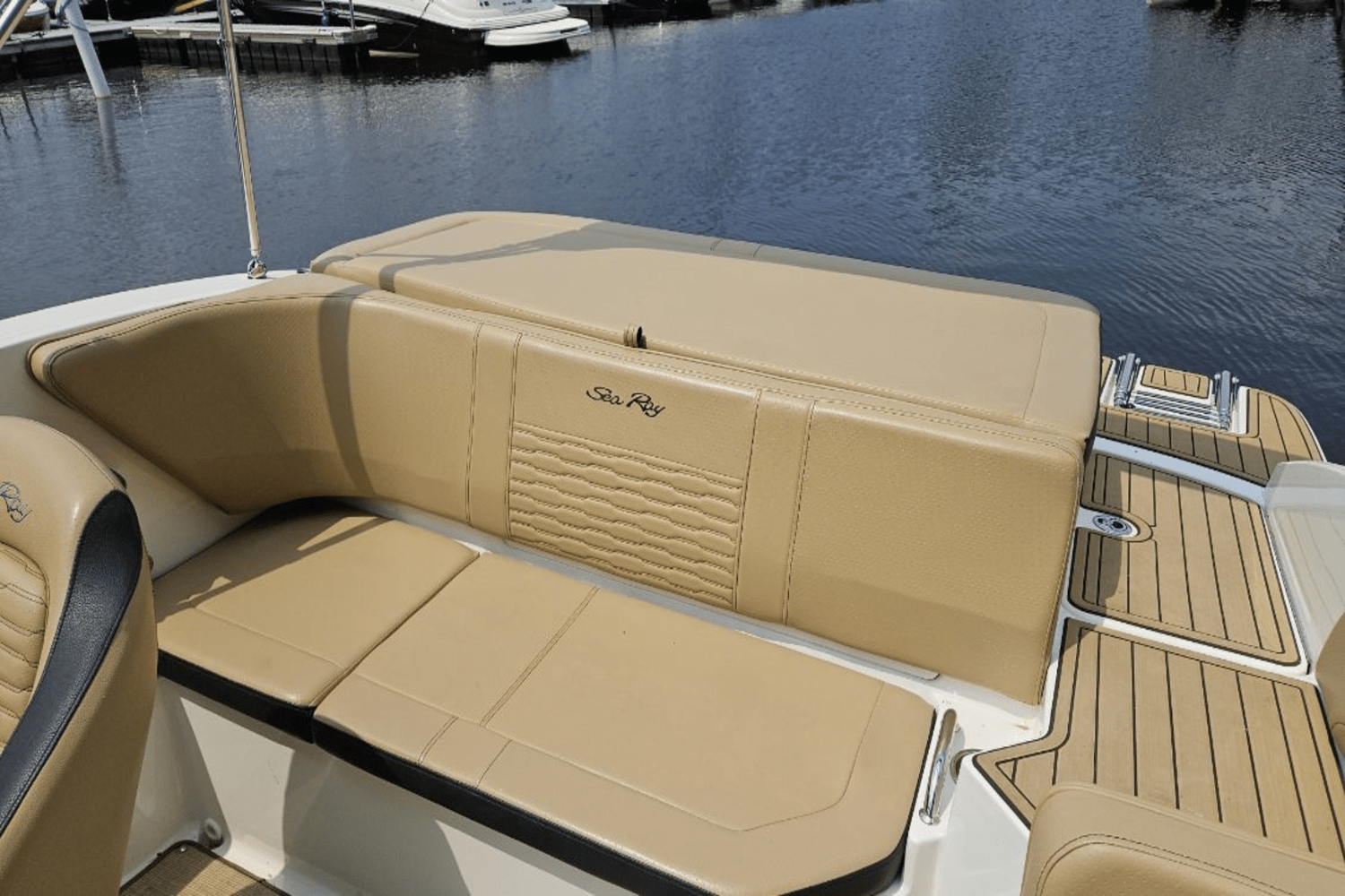 Slide: The Image of Sea Ray 190 SPX 2023 - 15