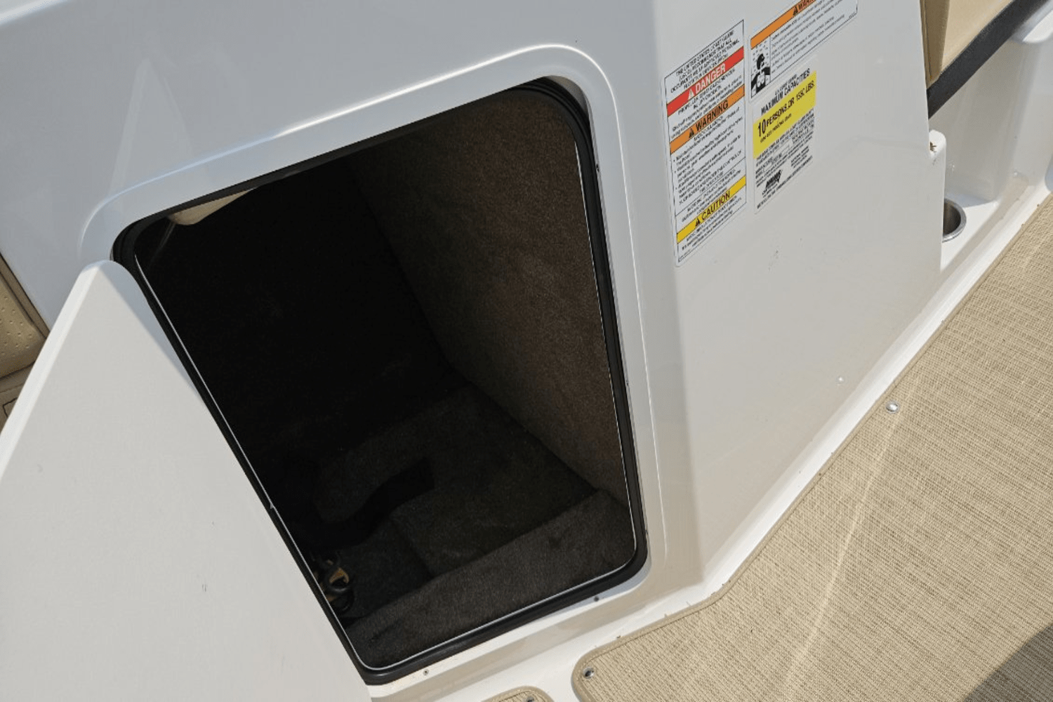 Slide: The Image of Sea Ray 190 SPX 2023 - 23