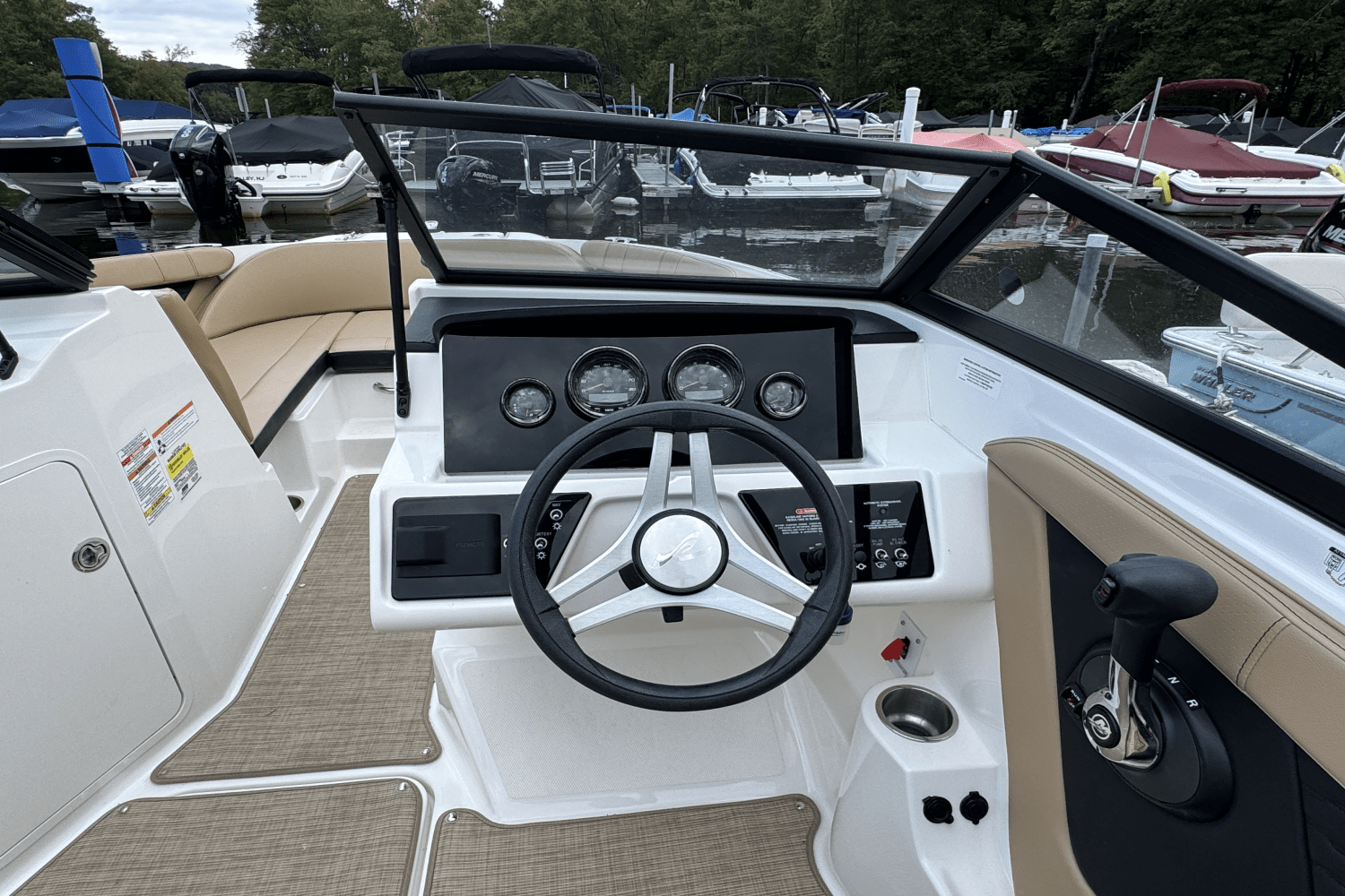 Slide: The Image of Sea Ray 190 SPX 2023 - 6