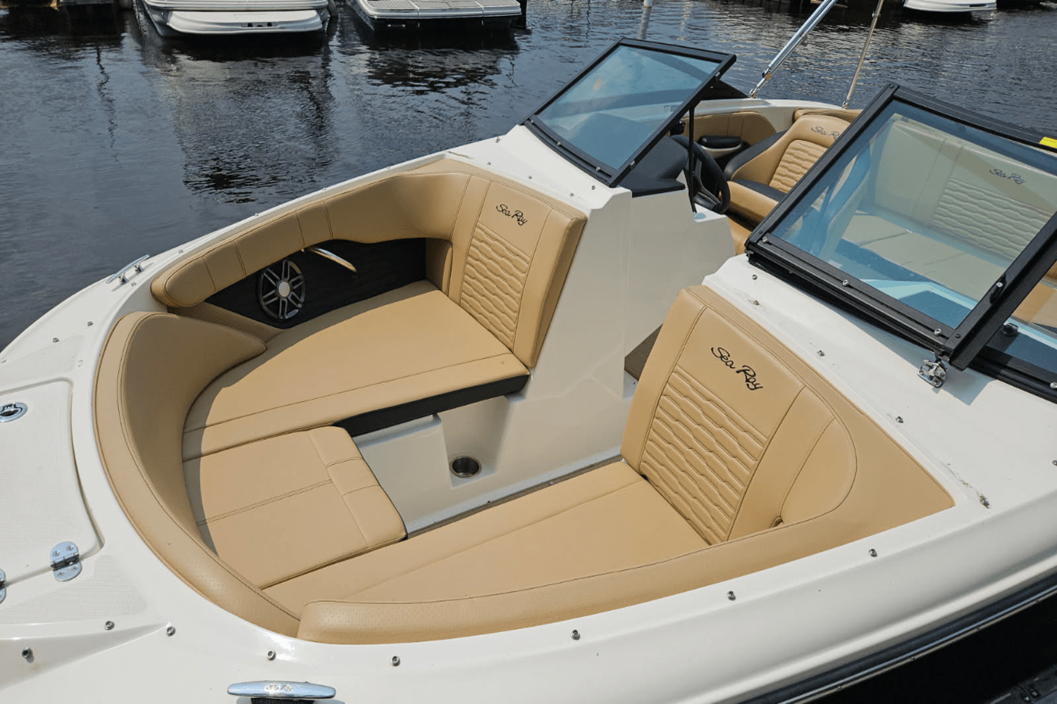 Slide: The Image of Sea Ray 190 SPX 2023 - 7