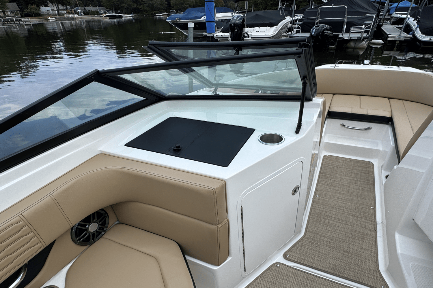 Slide: The Image of Sea Ray 190 SPX 2023 - 9