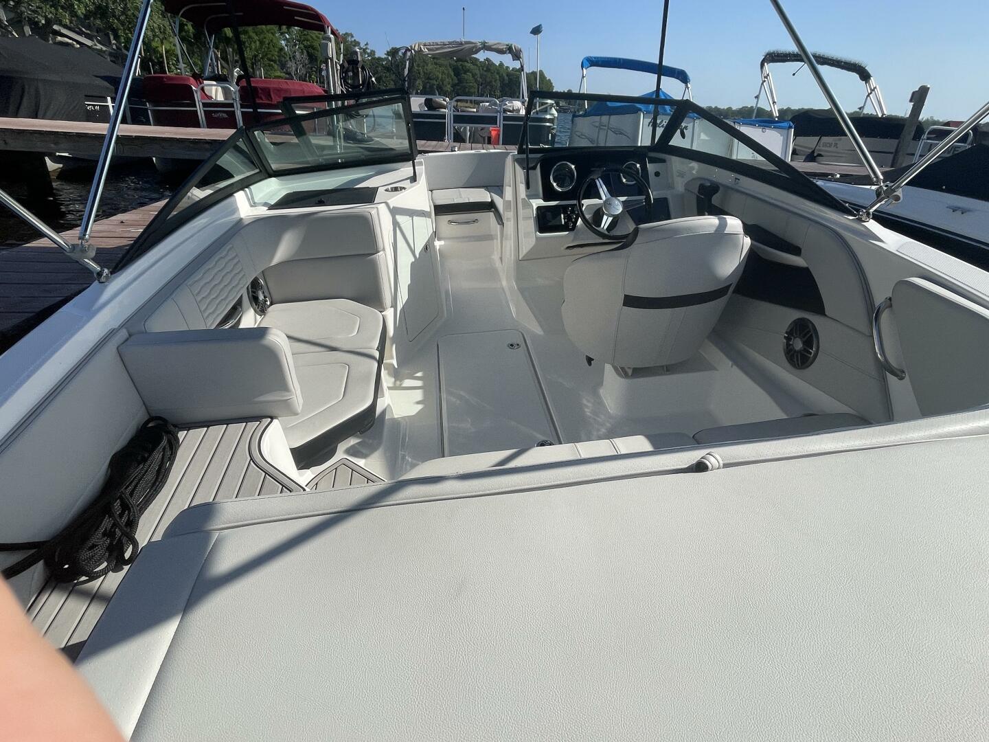 Slide: The Image of Sea Ray 19 SPX 2022 - 5264870