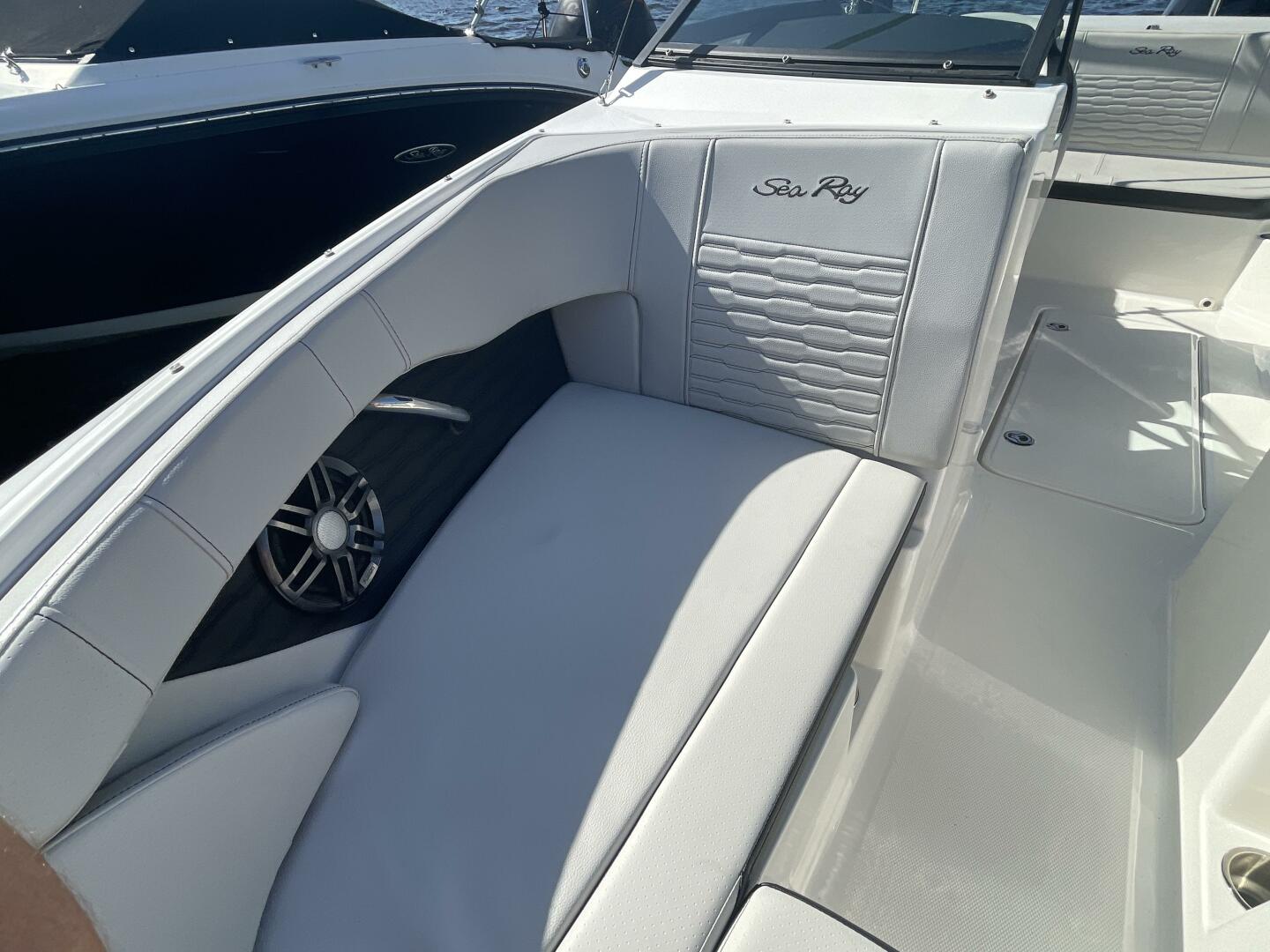 Slide: The Image of Sea Ray 19 SPX 2022 - 5264893