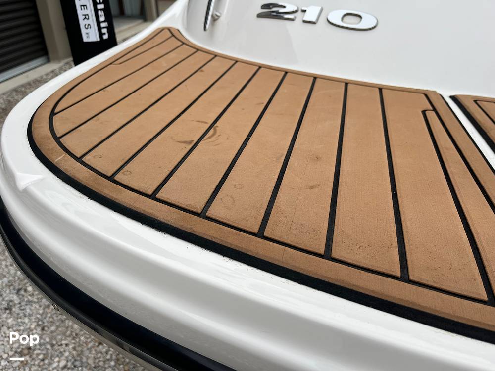 Slide: The Image of Sea Ray 210 SLX 2015 - 47