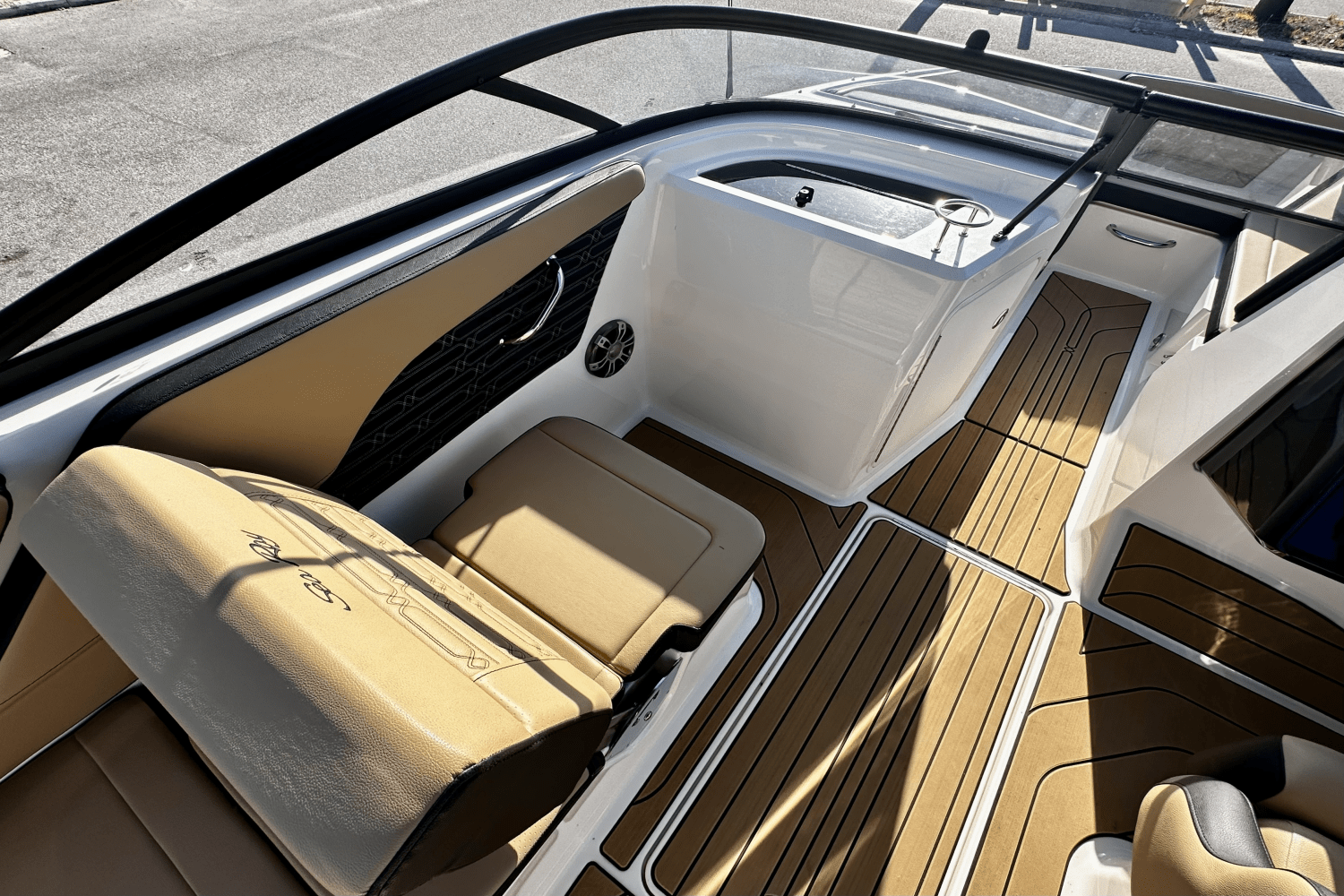 Slide: The Image of Sea Ray 210 SPX 2024 - 10