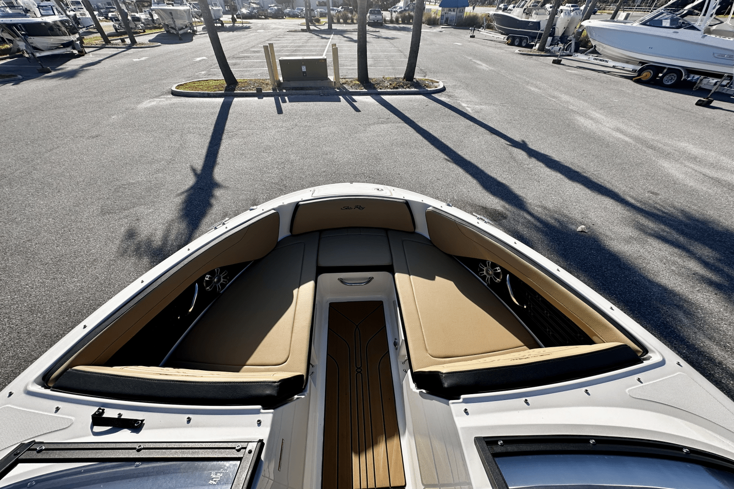 Slide: The Image of Sea Ray 210 SPX 2024 - 12