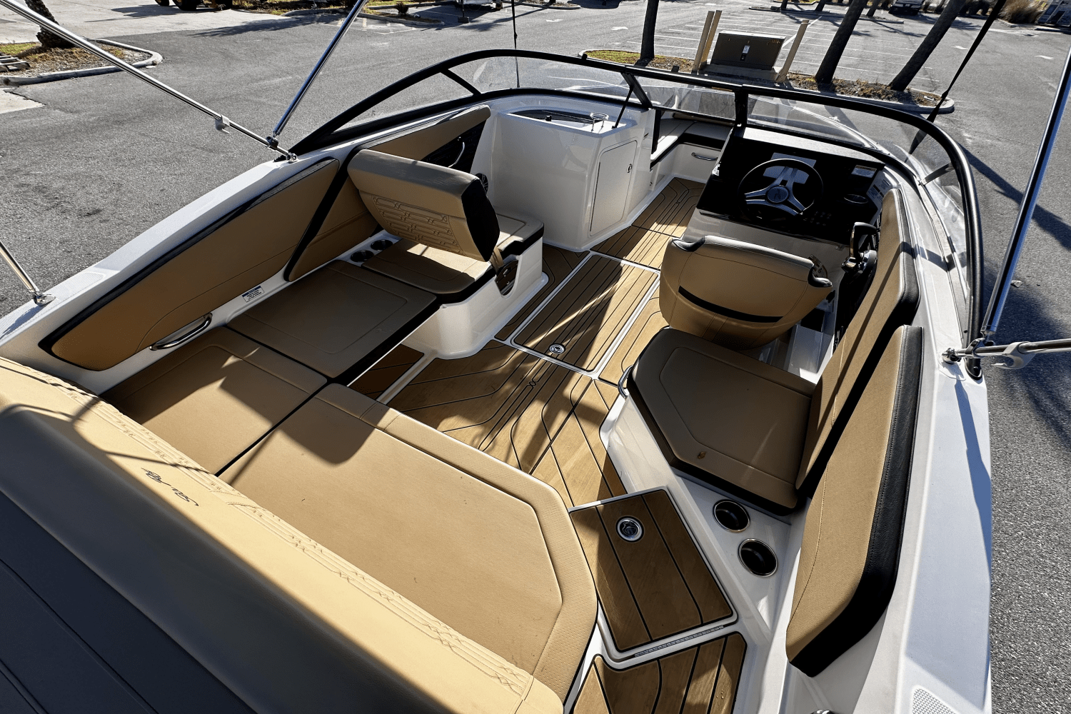 Slide: The Image of Sea Ray 210 SPX 2024 - 8