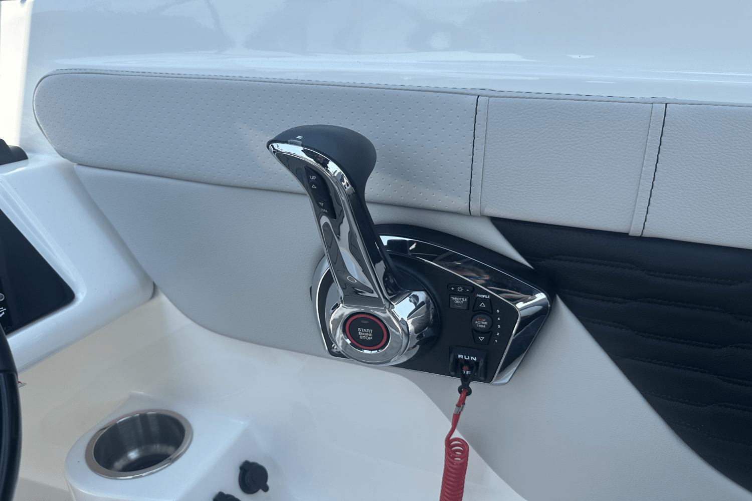 Slide: The Image of Sea Ray 210 SPX/OB 2023 - 10