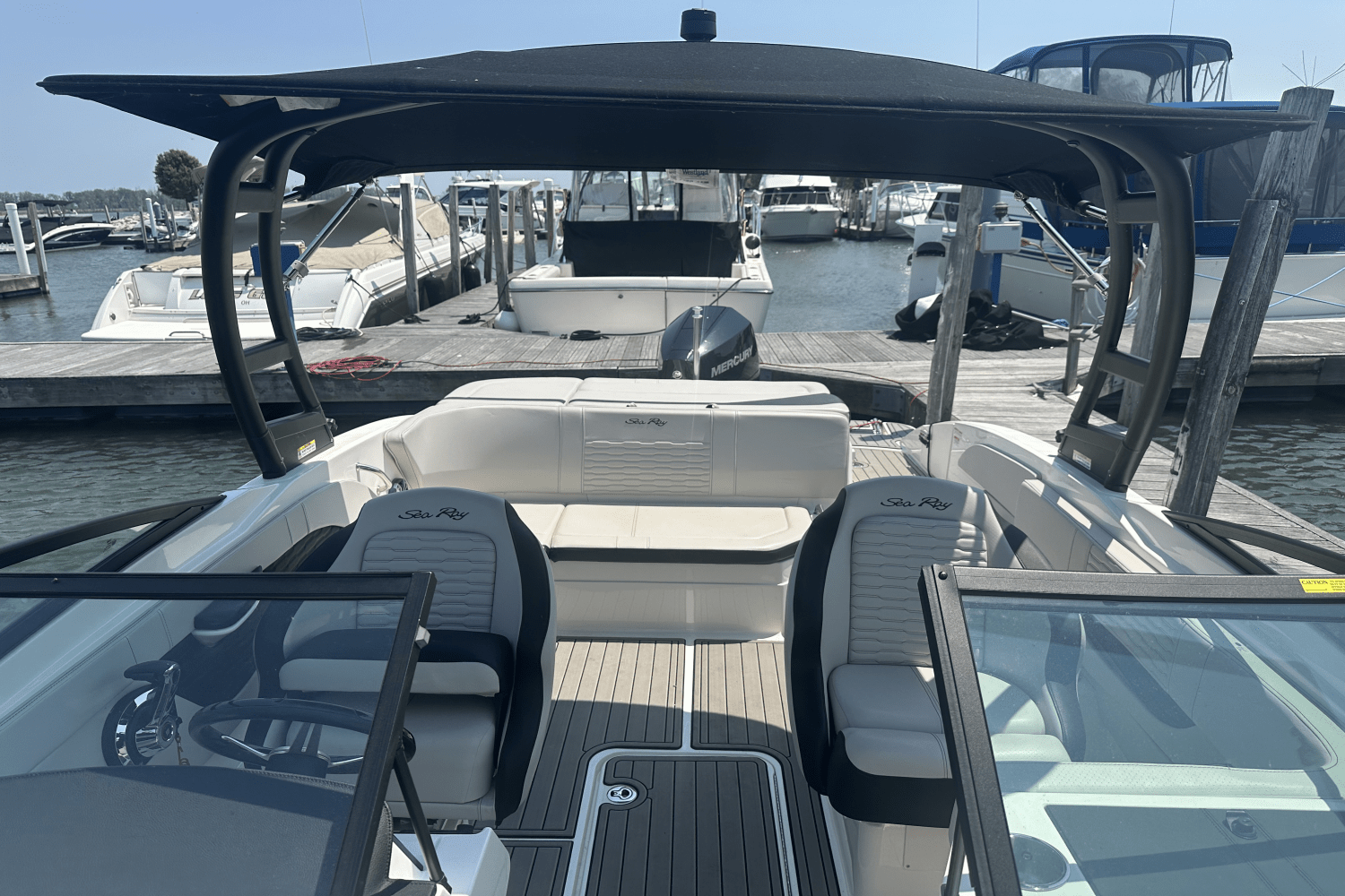 Slide: The Image of Sea Ray 210 SPX/OB 2023 - 13