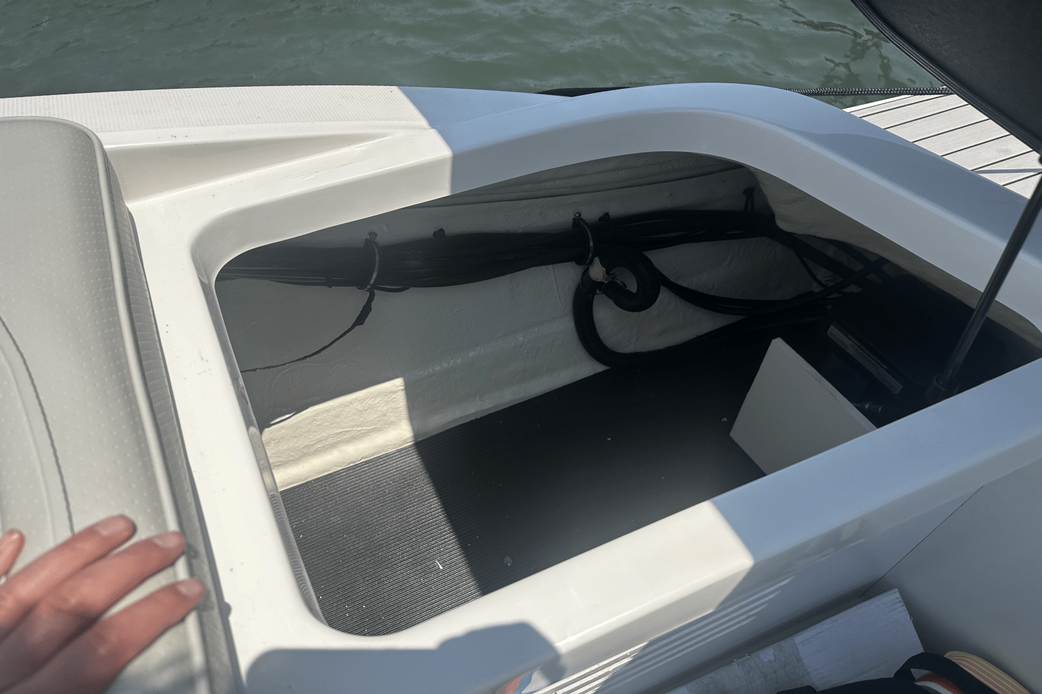 Slide: The Image of Sea Ray 210 SPX/OB 2023 - 17