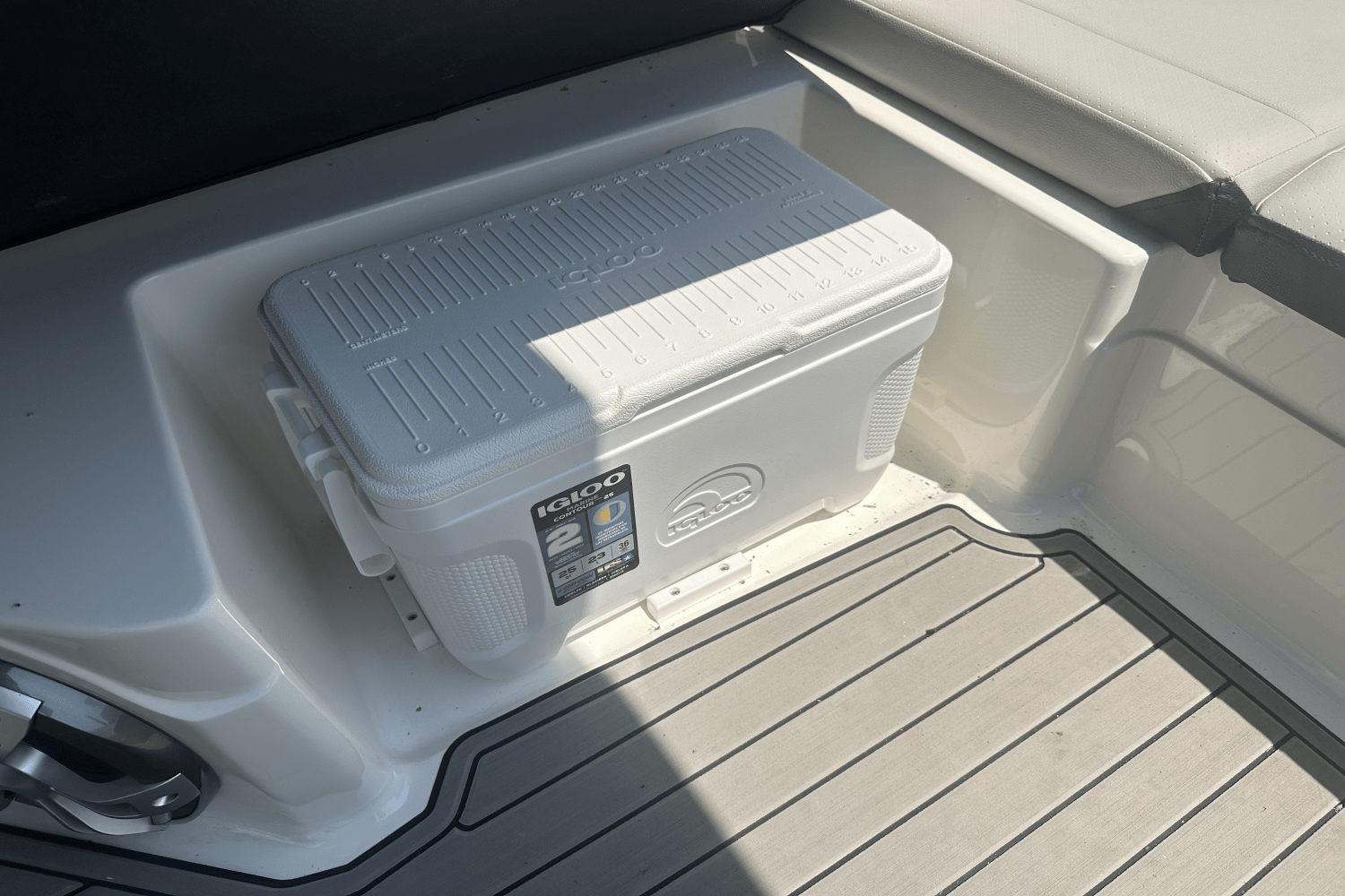 Slide: The Image of Sea Ray 210 SPX/OB 2023 - 3