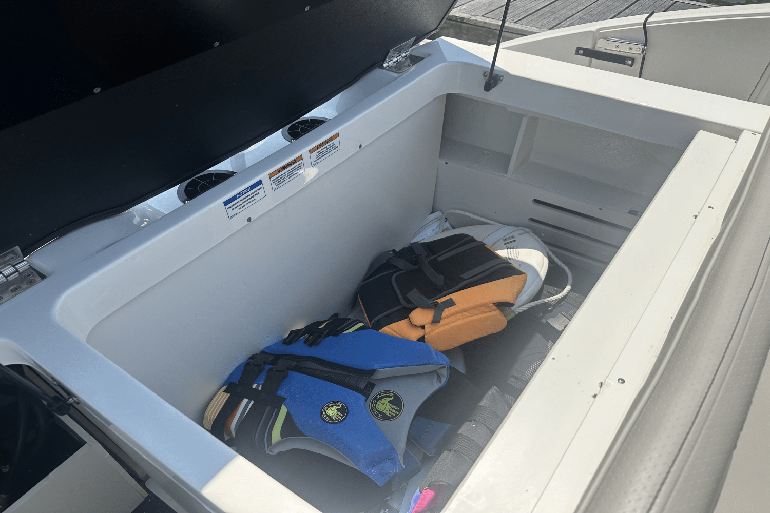 Slide: The Image of Sea Ray 210 SPX/OB 2023 - 4