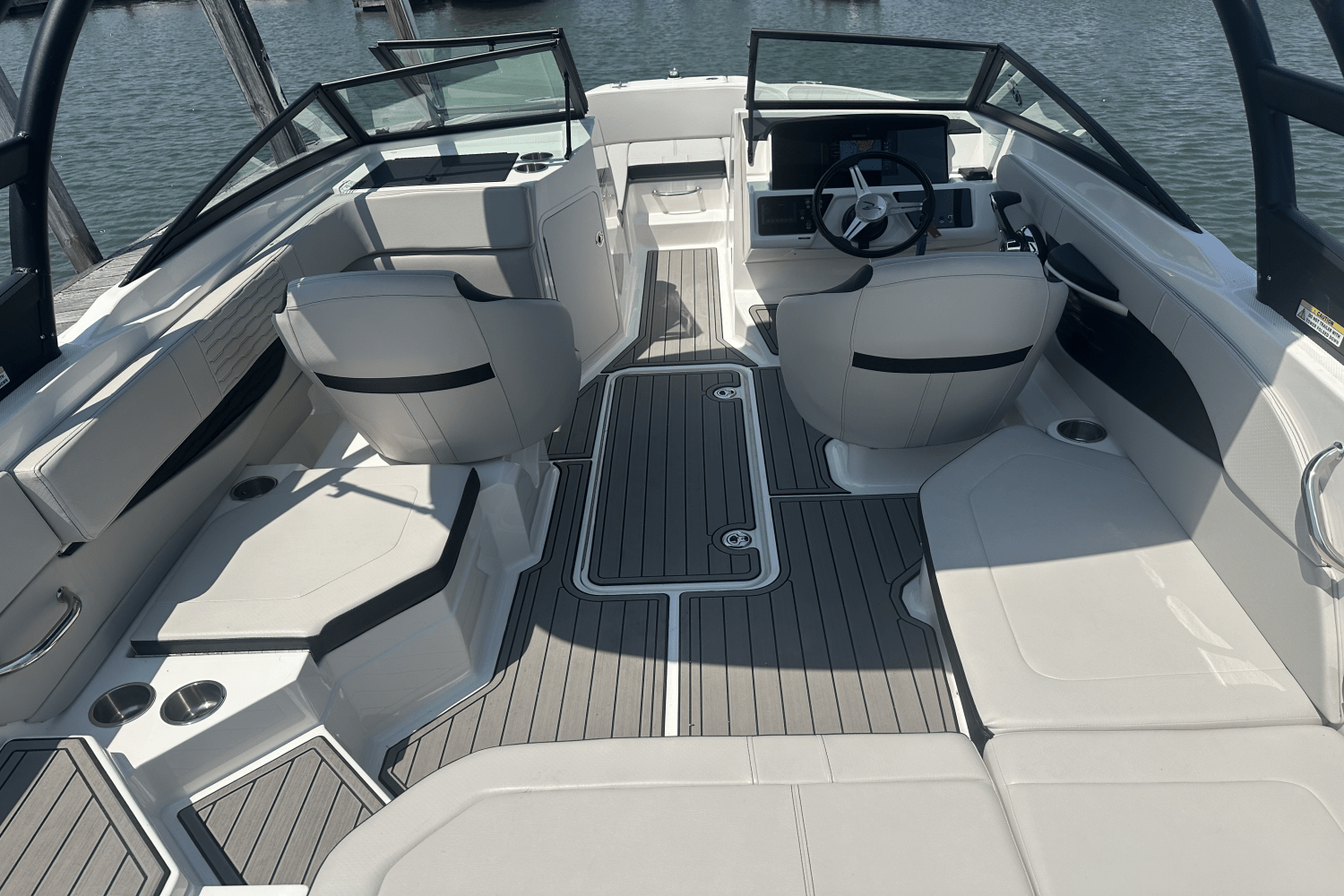 Slide: The Image of Sea Ray 210 SPX/OB 2023 - 8