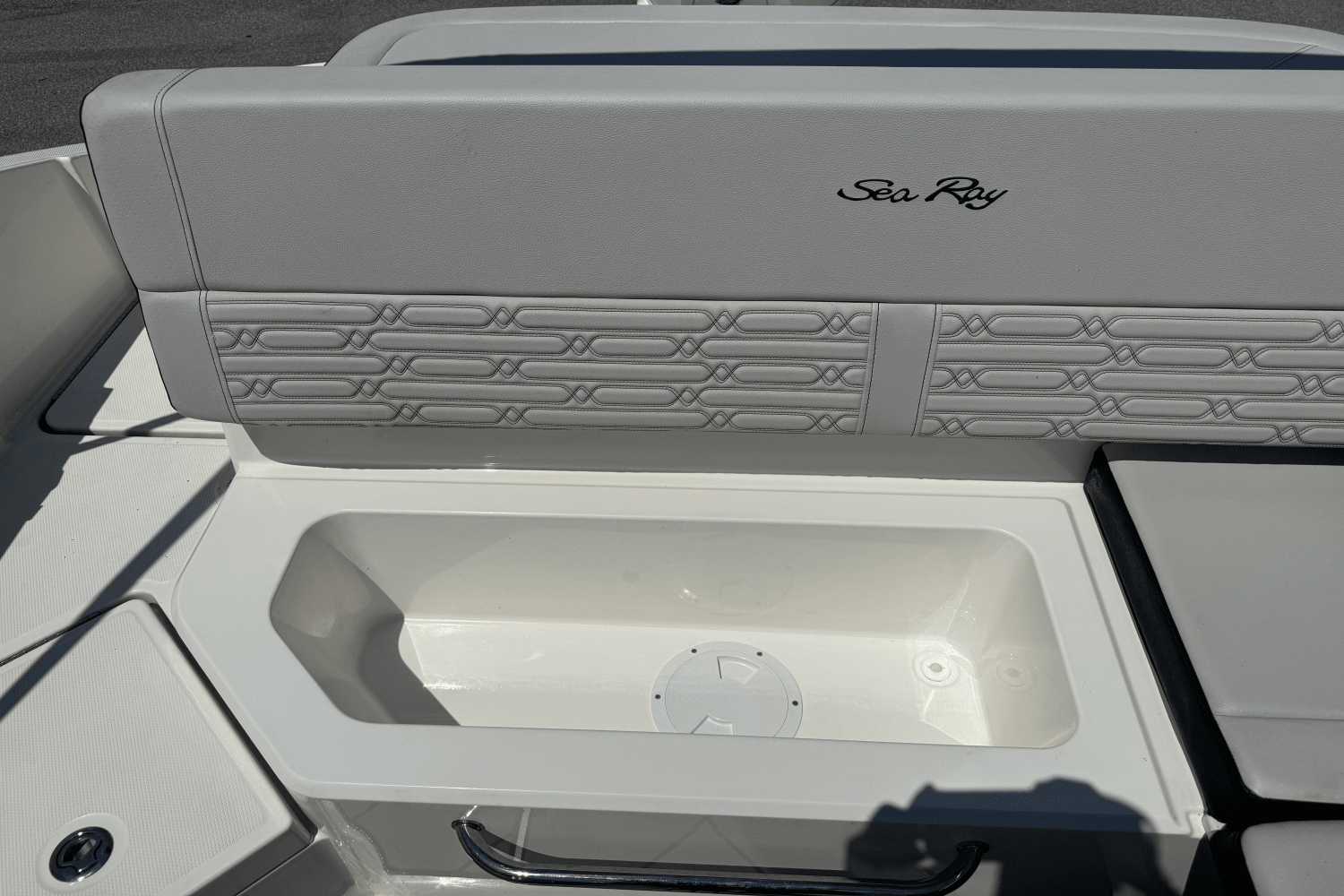 Slide: The Image of Sea Ray 210 SPX OB 2024 - 11