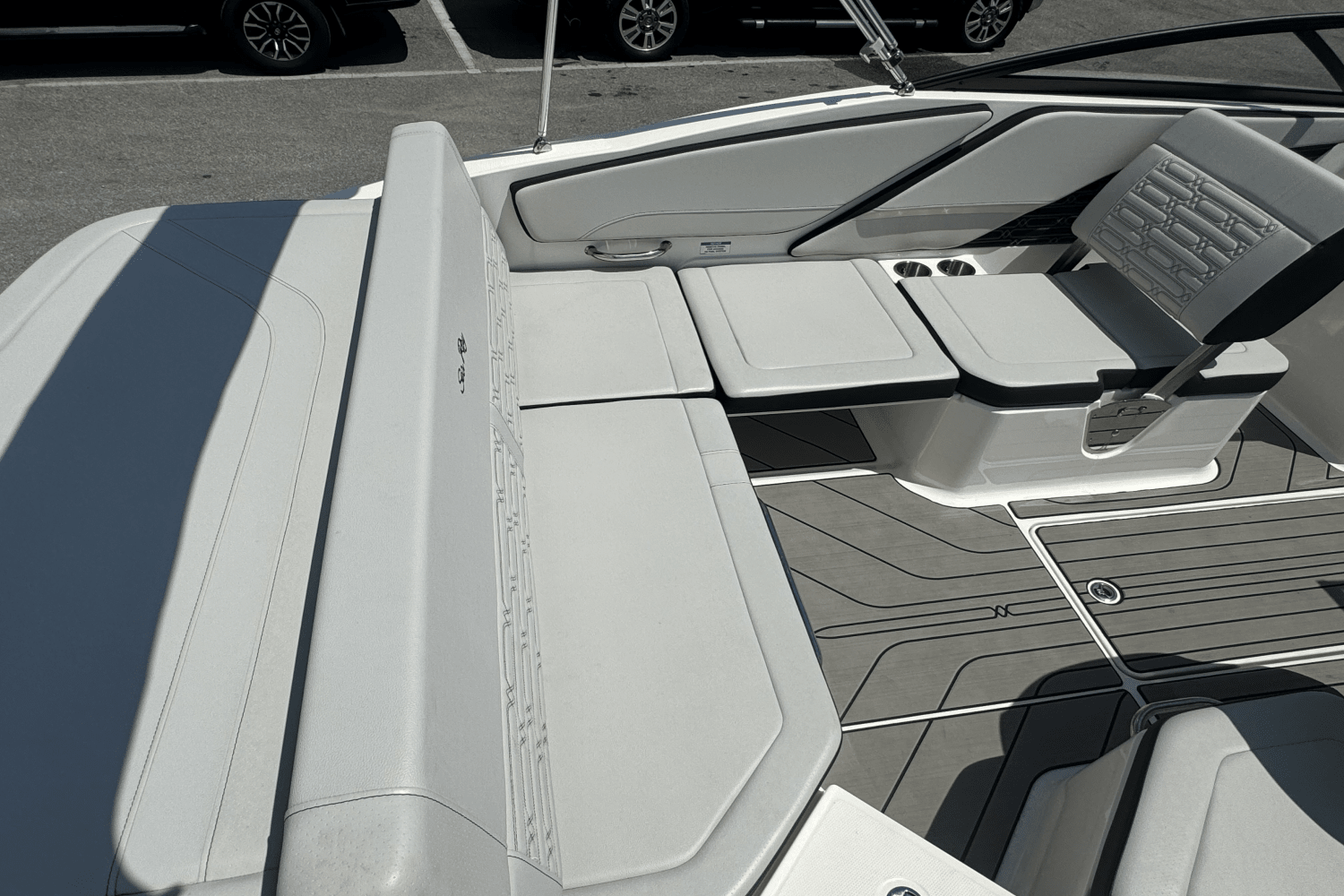 Slide: The Image of Sea Ray 210 SPX OB 2024 - 9