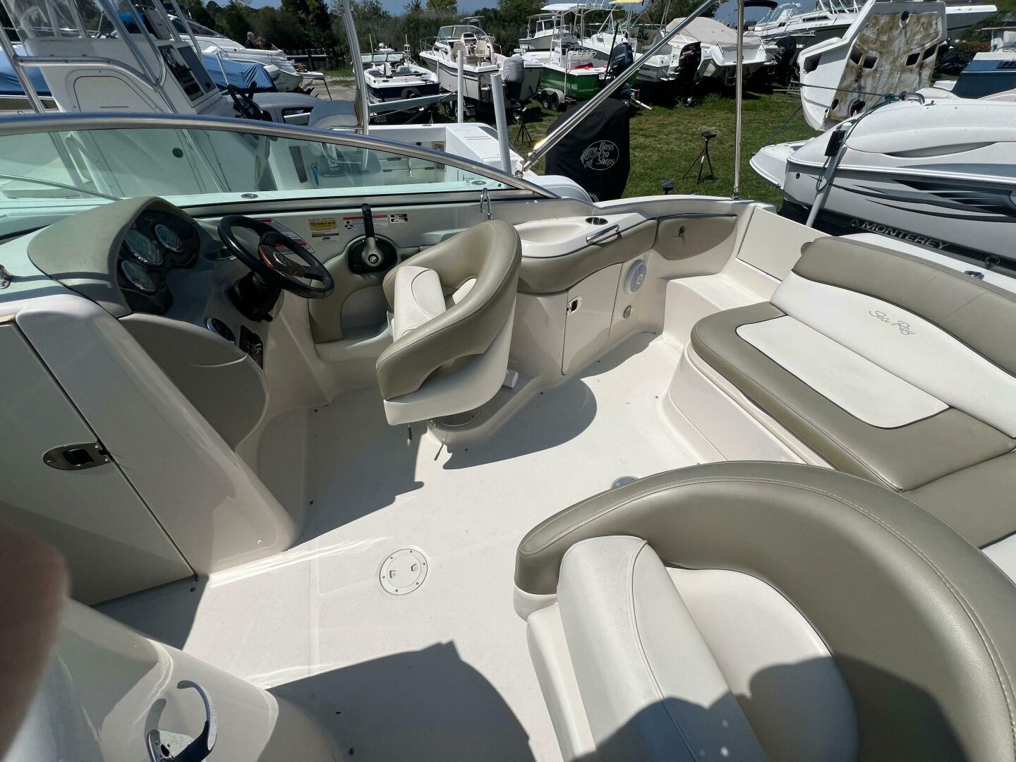 Slide: The Image of Sea Ray 220 Bowrider 2006 - 4355325