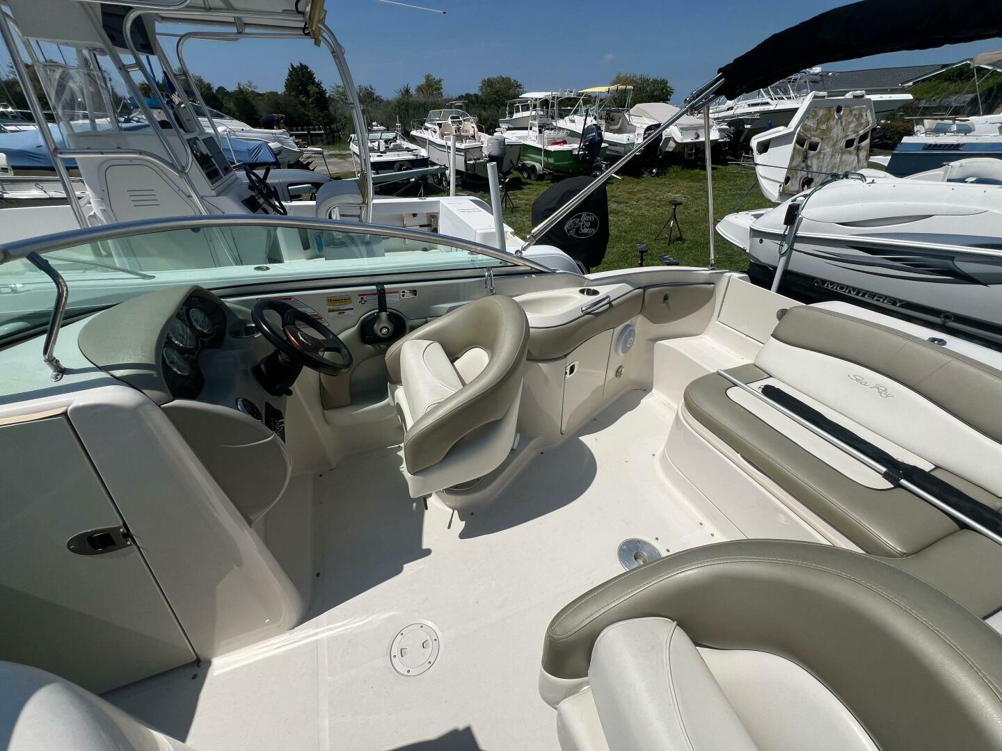 Slide: The Image of Sea Ray 220 Bowrider 2006 - 4355322