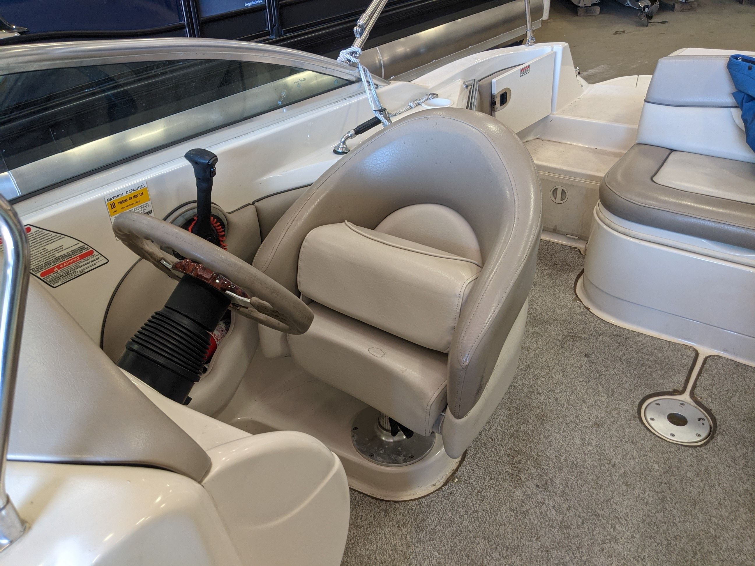Slide: The Image of Sea Ray 220 SUNDECK 2002 - 10