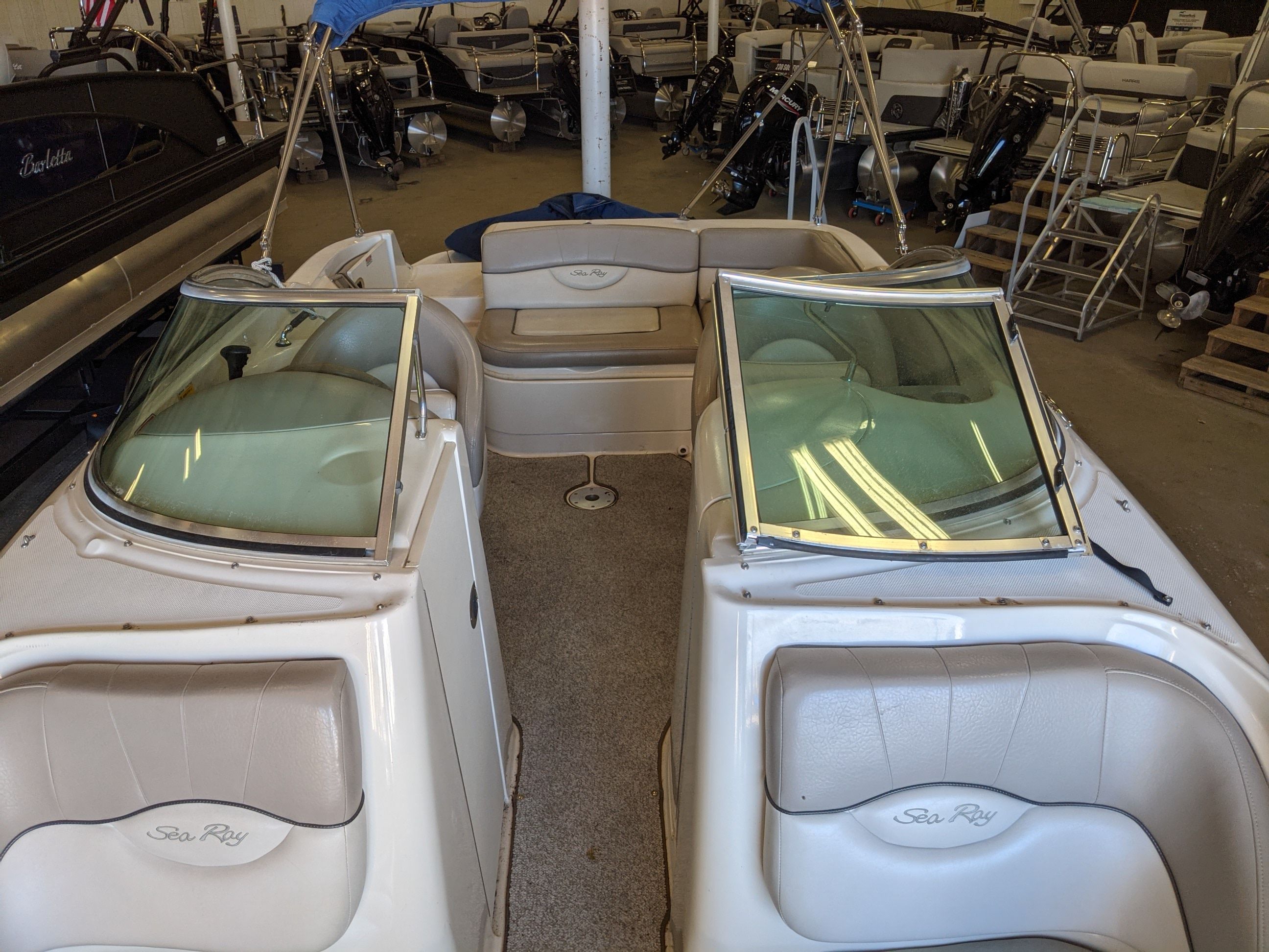 Slide: The Image of Sea Ray 220 SUNDECK 2002 - 2