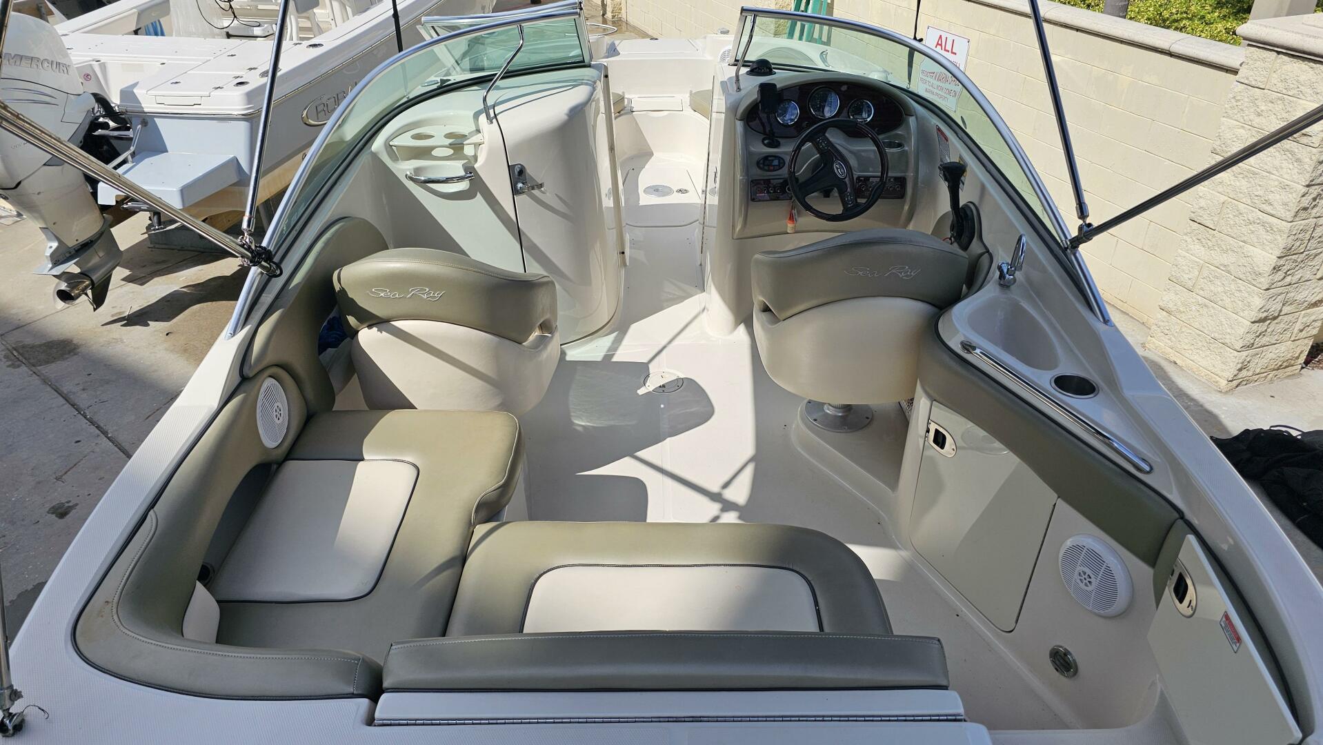 Slide: The Image of Sea Ray 220 Sun Deck 2005 - 5439217