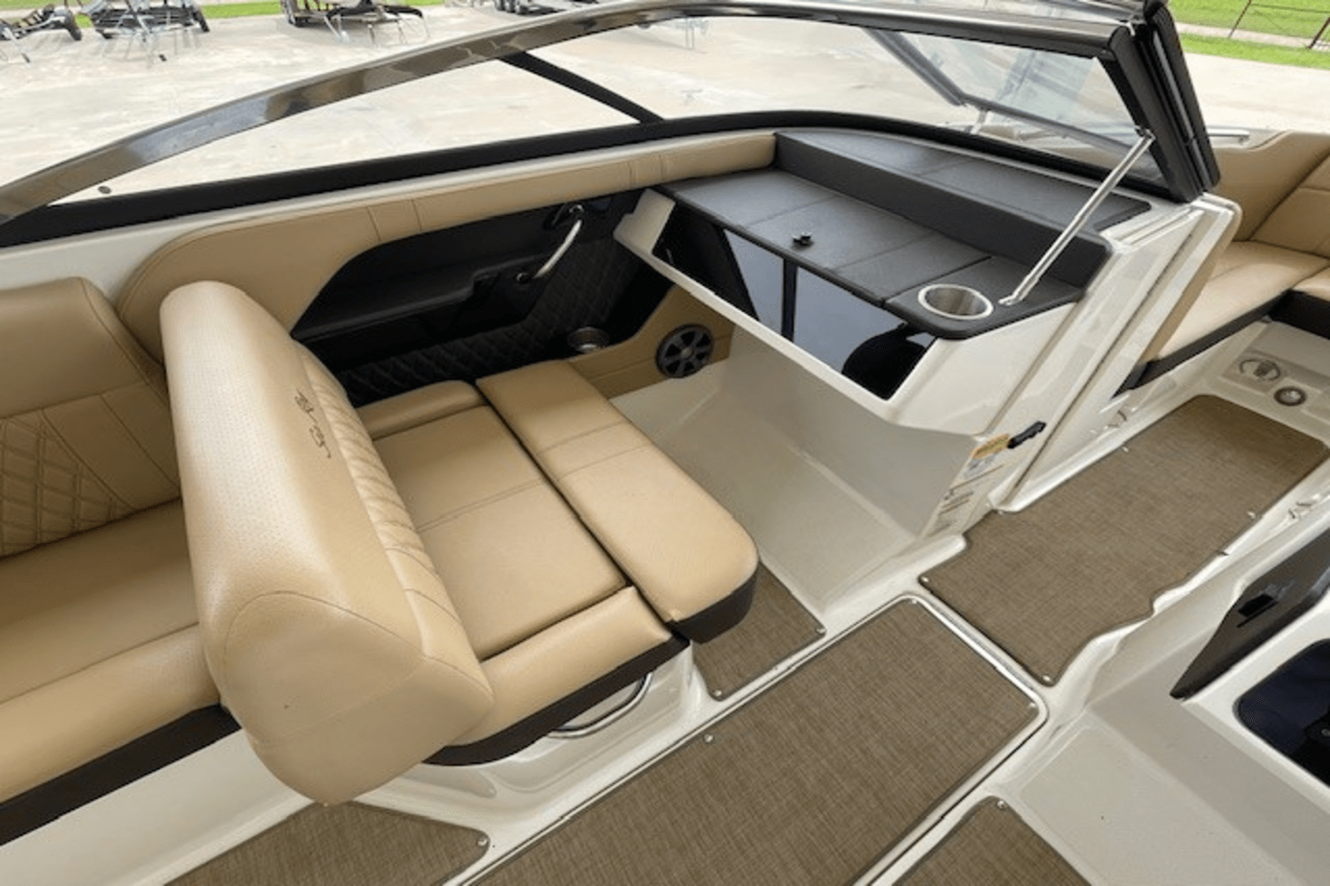 Slide: The Image of Sea Ray 230 SLX 2019 - 10