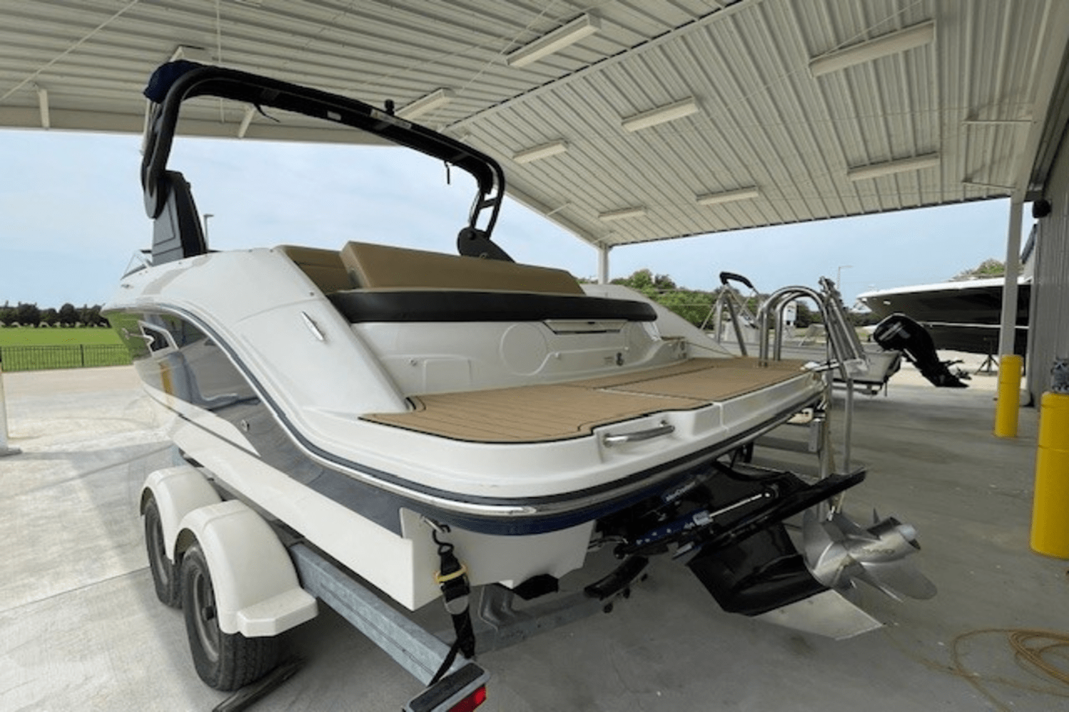 Slide: The Image of Sea Ray 230 SLX 2019 - 17