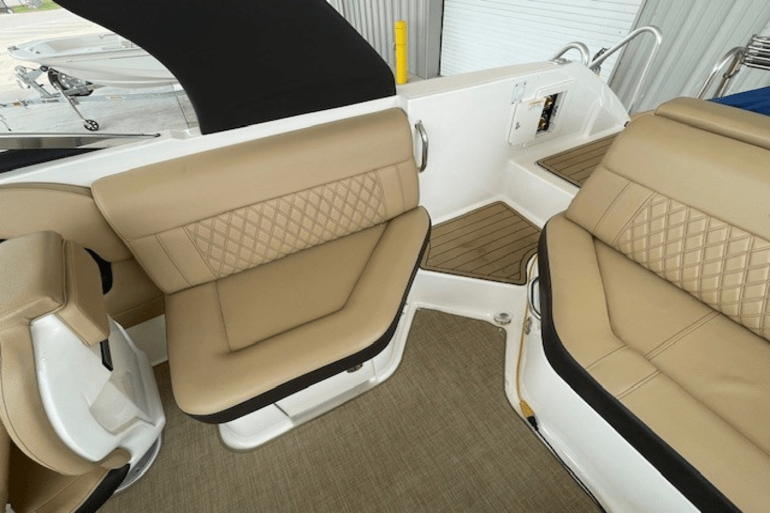 Slide: The Image of Sea Ray 230 SLX 2019 - 7