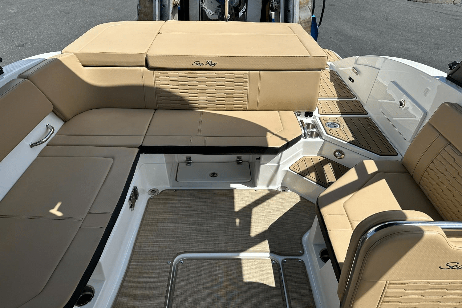 Slide: The Image of Sea Ray 230 SPX-OB 2023 - 23