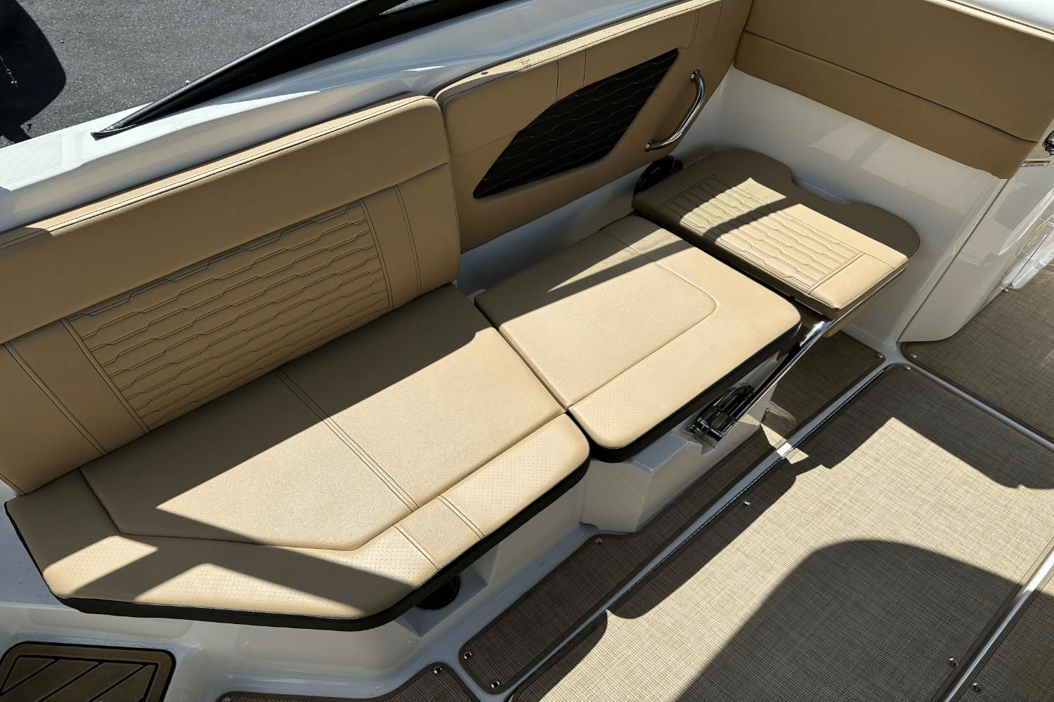 Slide: The Image of Sea Ray 230 SPX-OB 2023 - 25