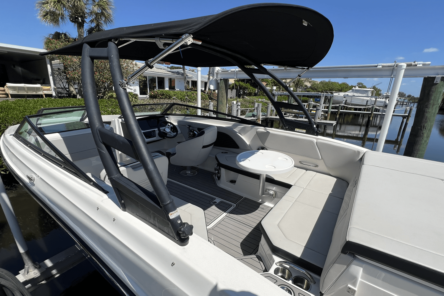 Slide: The Image of Sea Ray 230 SPX-OB 2023 - 31