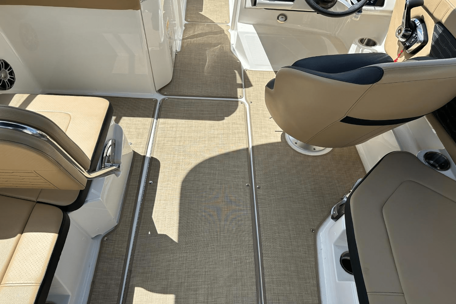 Slide: The Image of Sea Ray 230 SPX-OB 2023 - 32