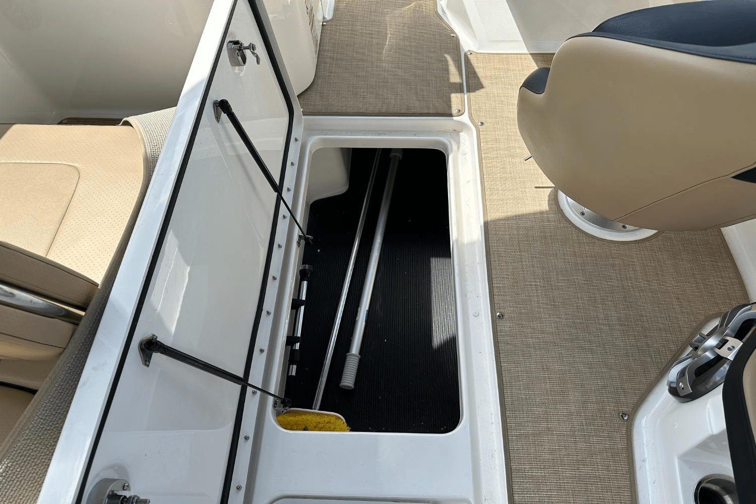 Slide: The Image of Sea Ray 230 SPX-OB 2023 - 33